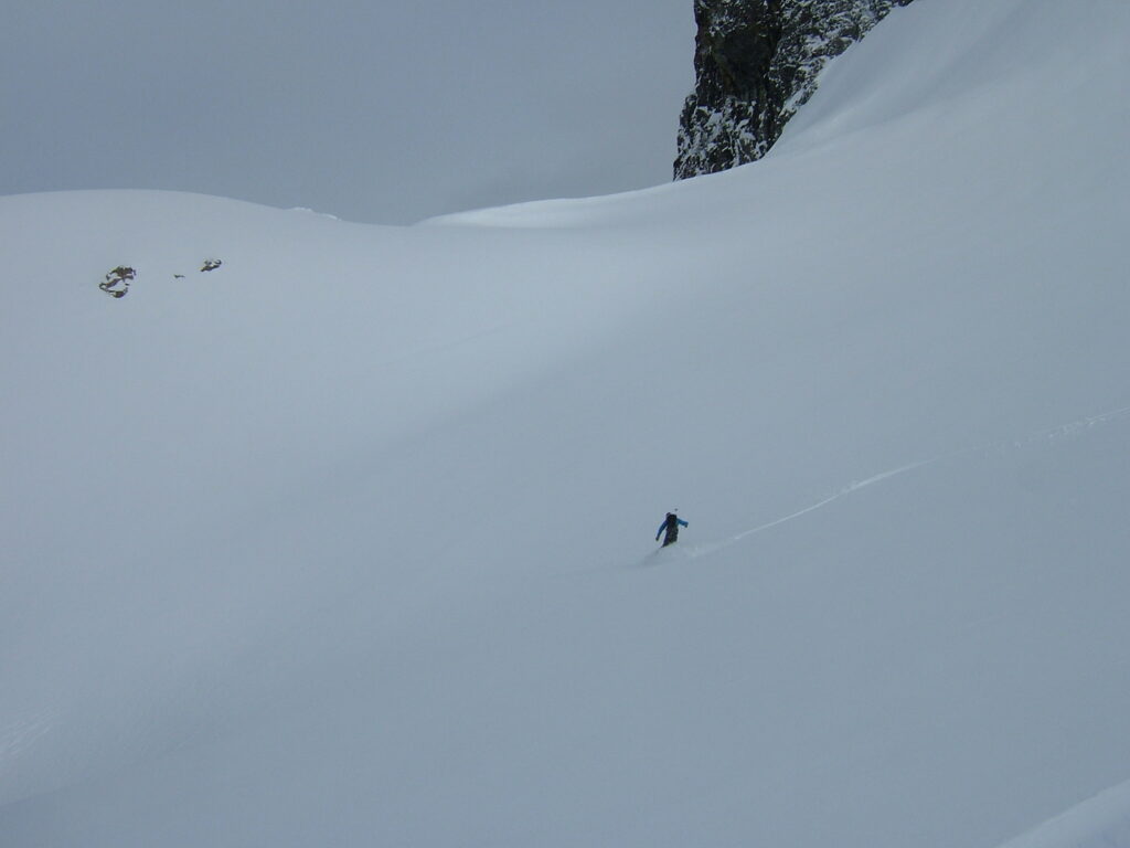 Snowboard turns on the Sarvant Glacier