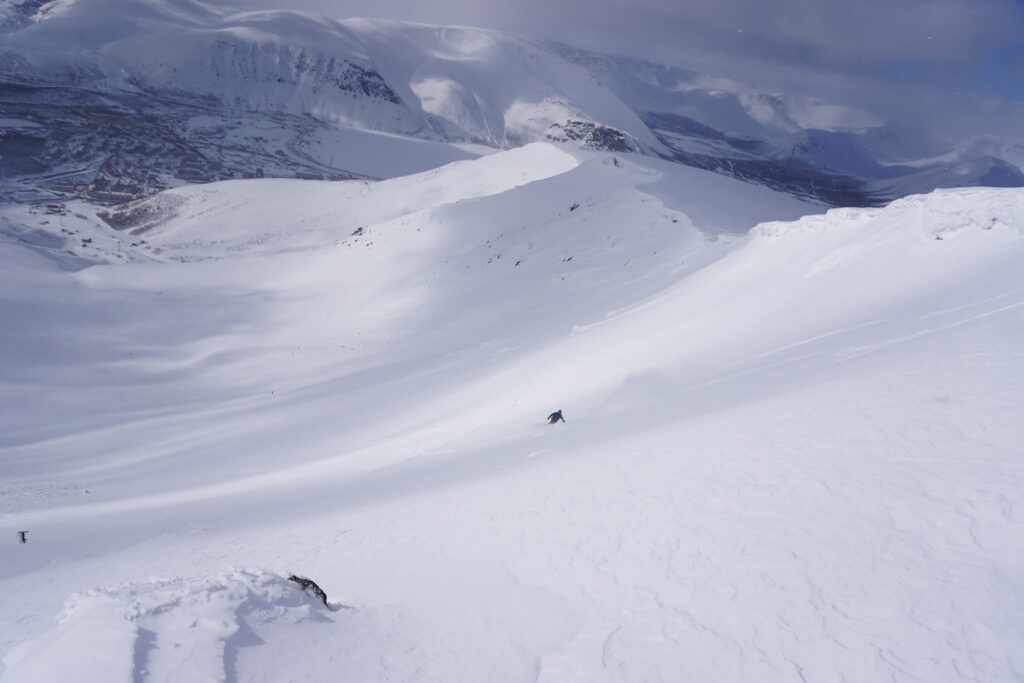 Snowboarding into the west bowl in powder conditions