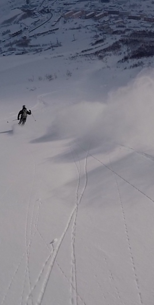 Laying down powder turns at Kukisvumchorr ski center