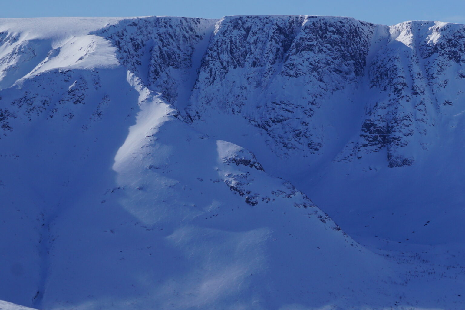Looking at the East face of Tahtarvumchorr Ridge in the Khibiny Mountains