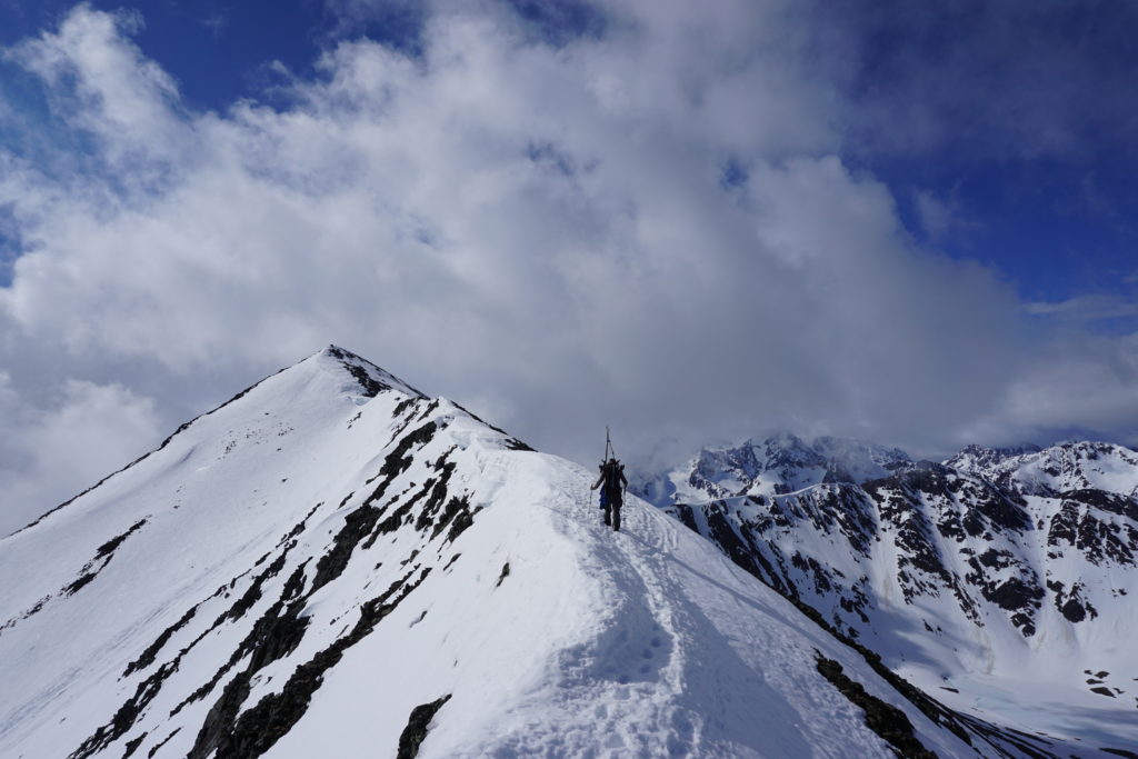 Hiking the final ridge to the summit of Goalsevarri