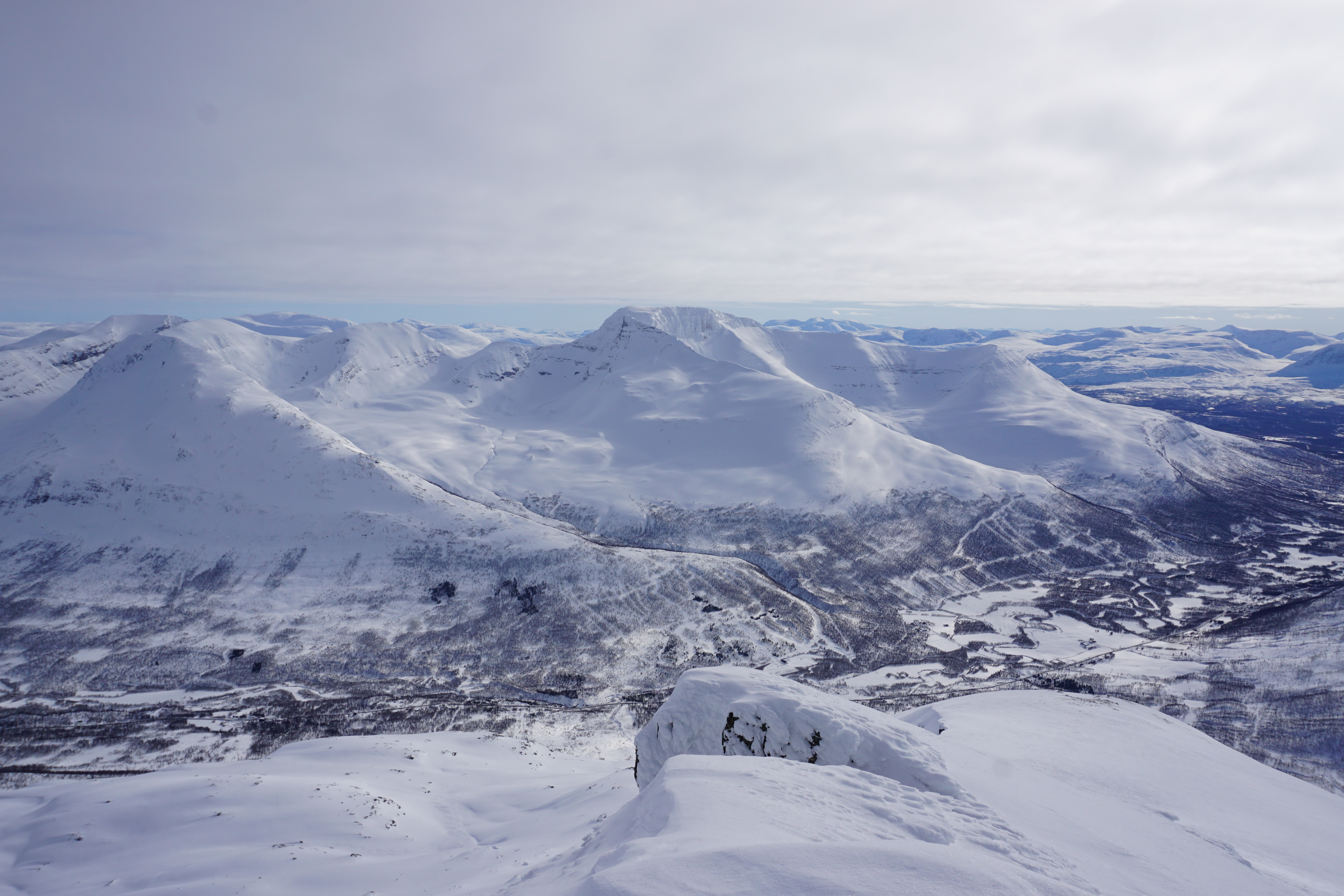 Looking at the Tamokdalen ski tours behind the Tamokdalen ski touring hut