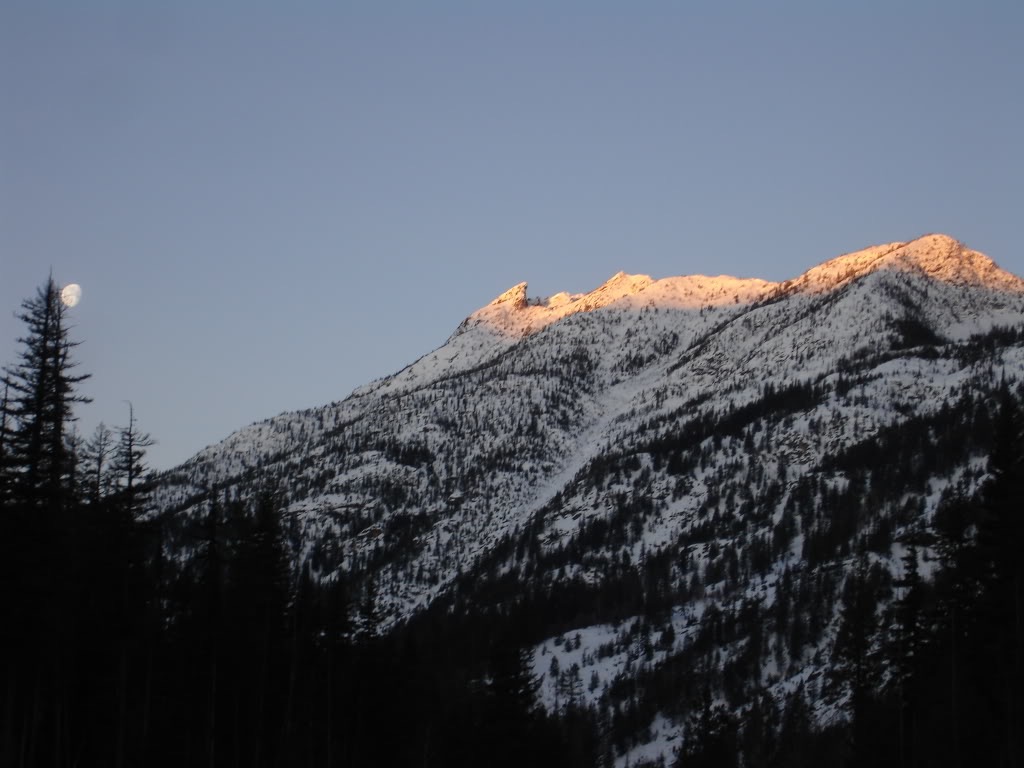 The sunrise alpenglow with the moon in the North Cascades
