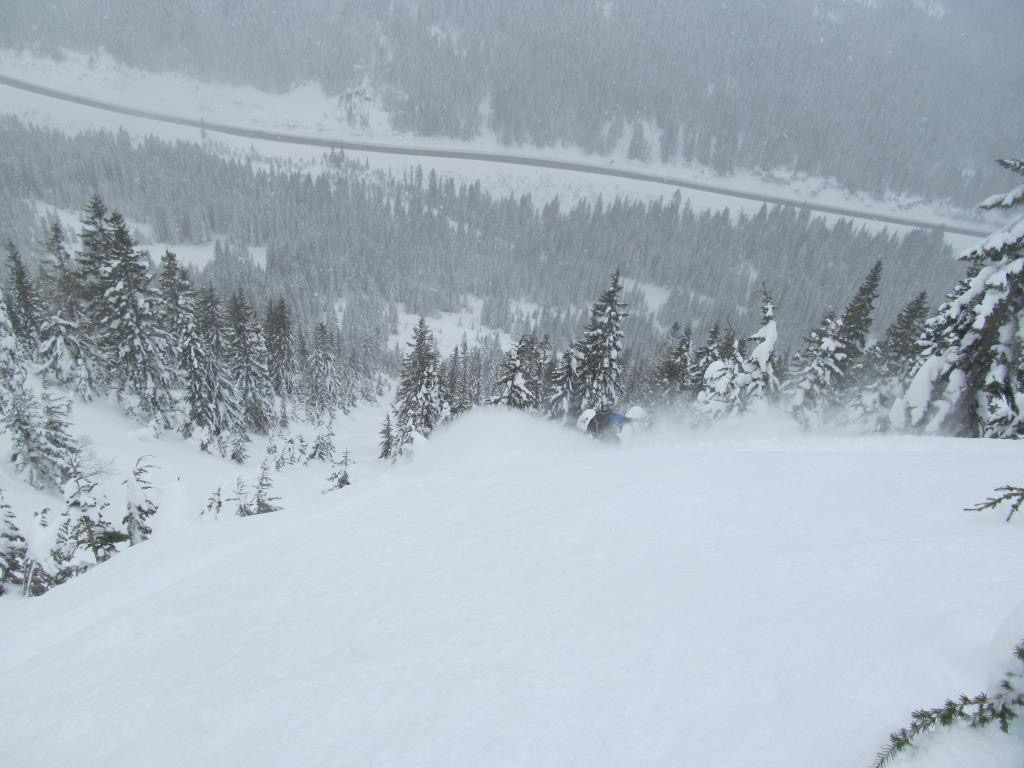 Scott Making snowboard turns on Skyline ridge in the Stevens Pass backcountry