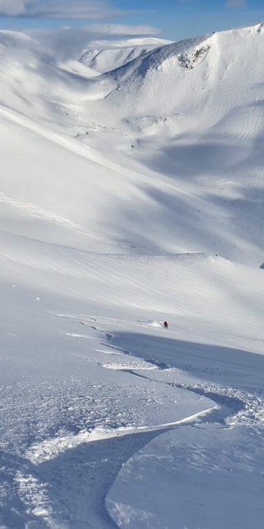 Snowboarding Powder conditions at Kukisvumchorr ski center