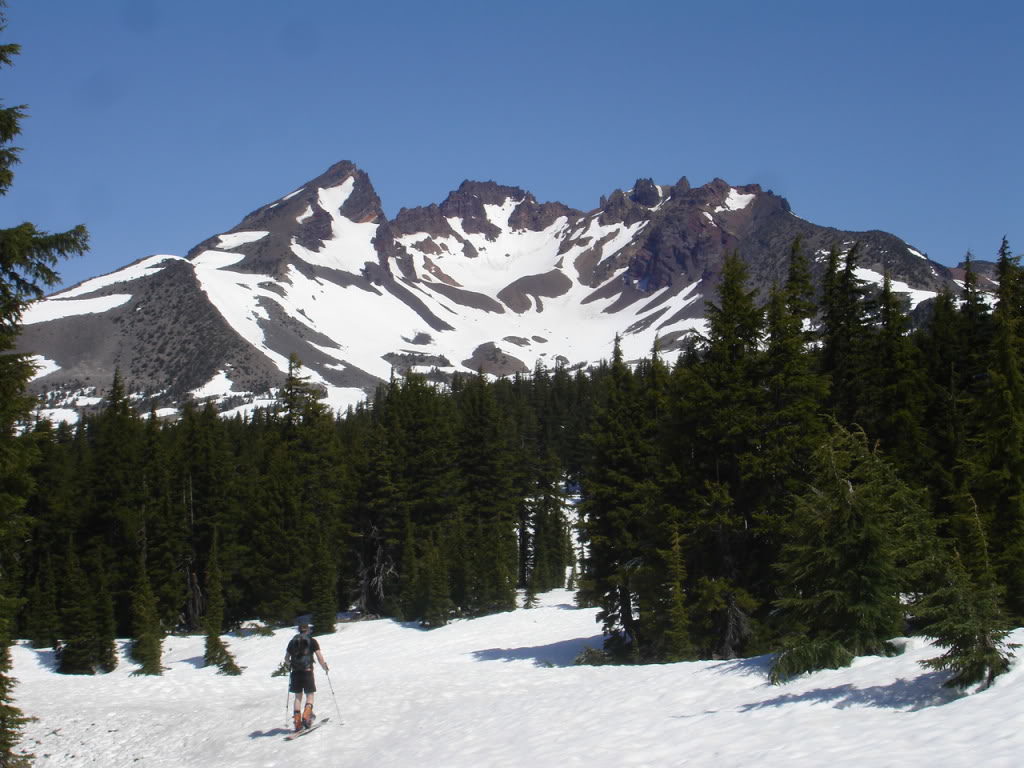 Ski touring towards Broken Top in the Oregon Cascades