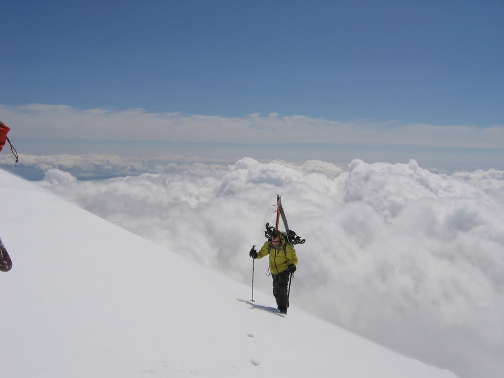 The last steps to Pikers Peak while the clouds come in below