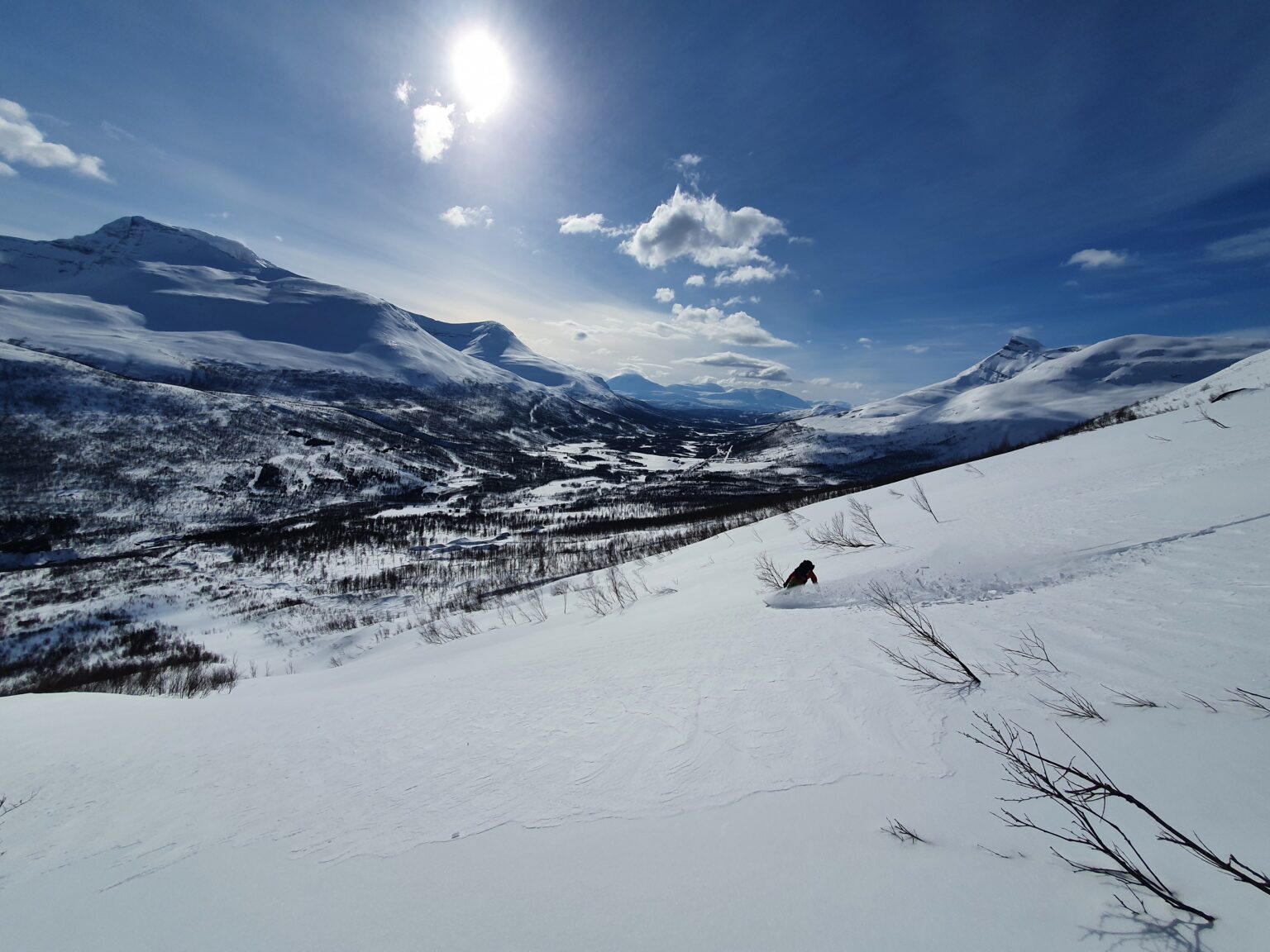 Jukkis making the first snowboard turns on a lower gully of Blåbaerfjellet