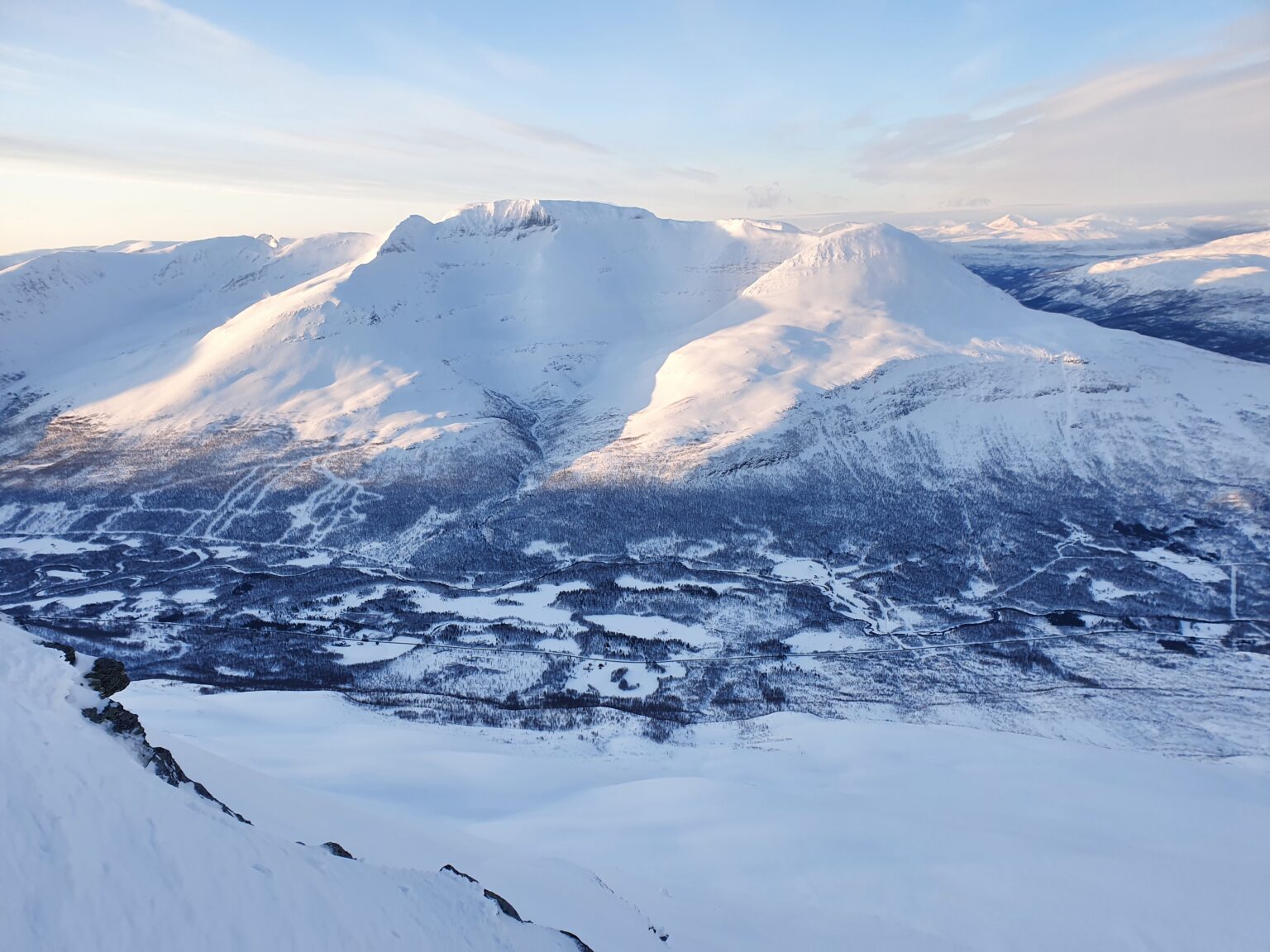 A scenic view of Rostakulen and Midteraksia from the south slopes of Háhttagáisi