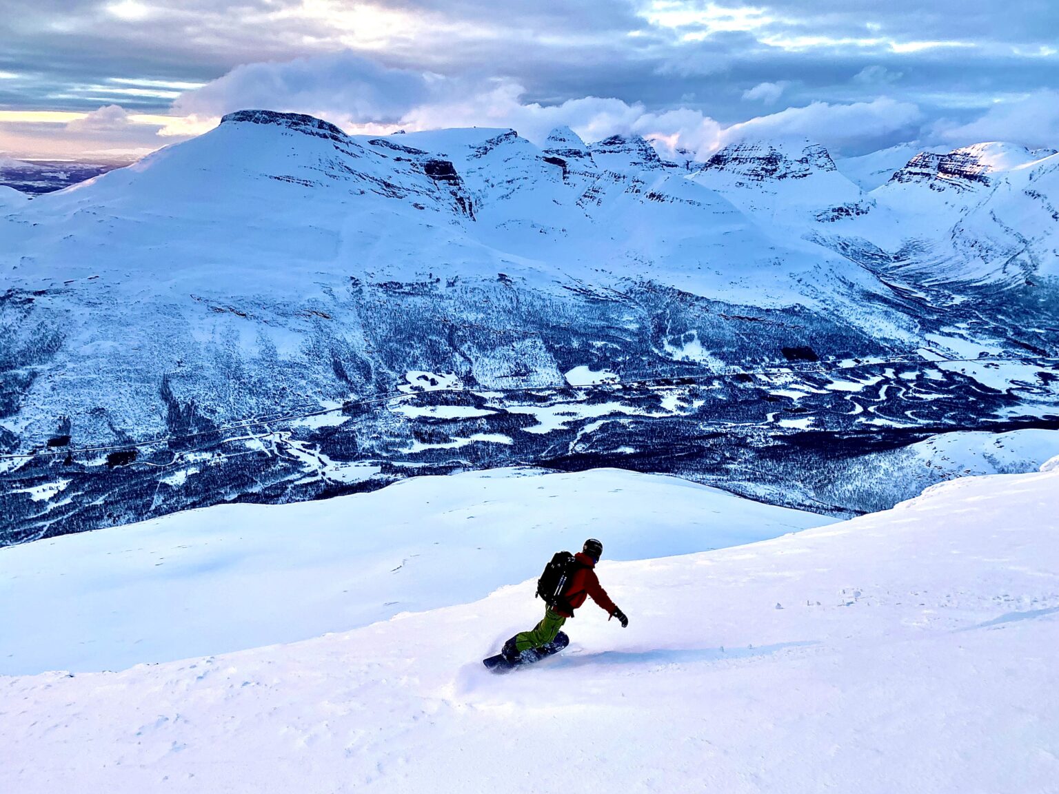 Jukkis snowboarding down the North face of Rostakulen