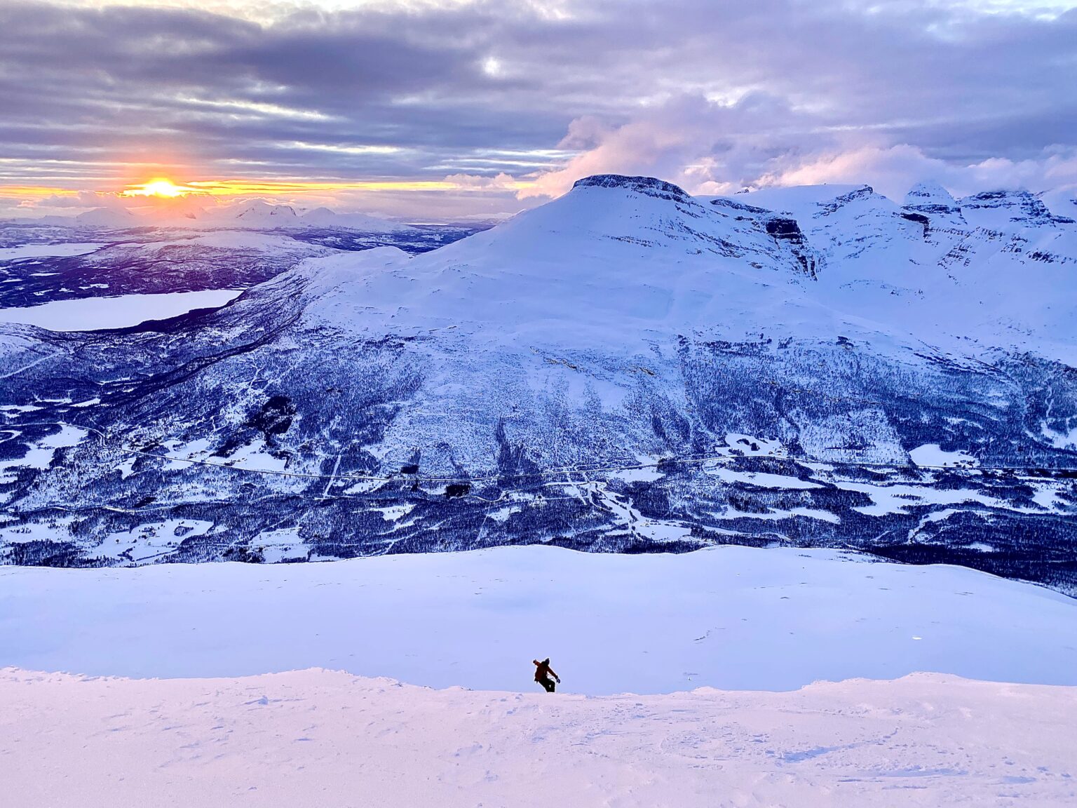 Riding to the last rays of sun with Háhttagáisi in the background