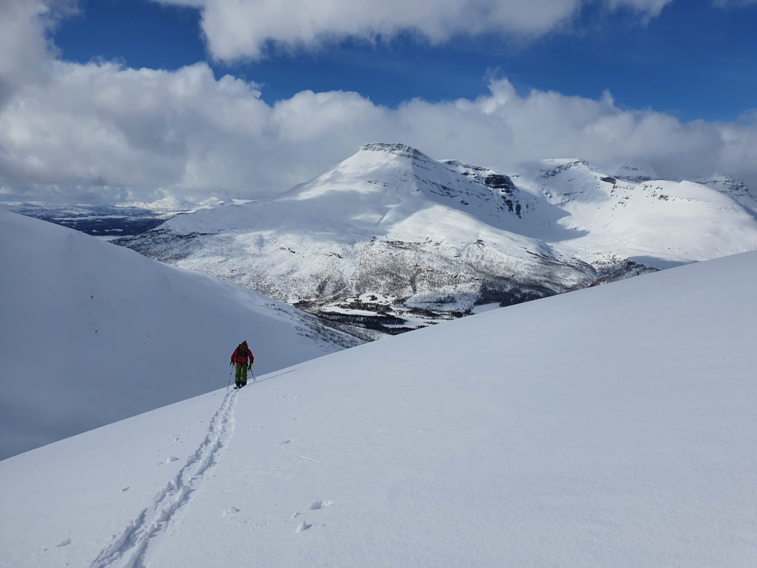 Making our way onto Midteraksia Ridge in the Tamokdalen backcountry