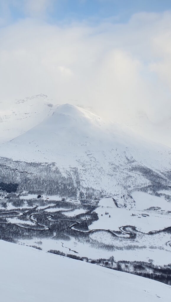 Looking at Sjufjellet in the Tamokdalen Valley from Istinden