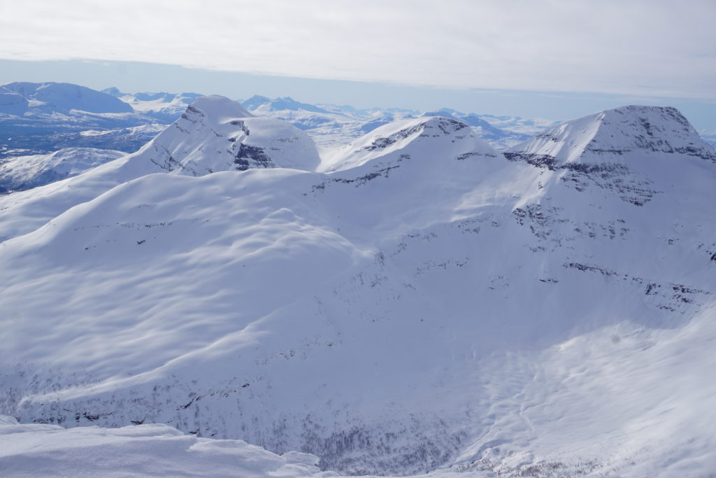 Looking at the eastern bowl of Sjufjellet in the Tamokdalen Valley