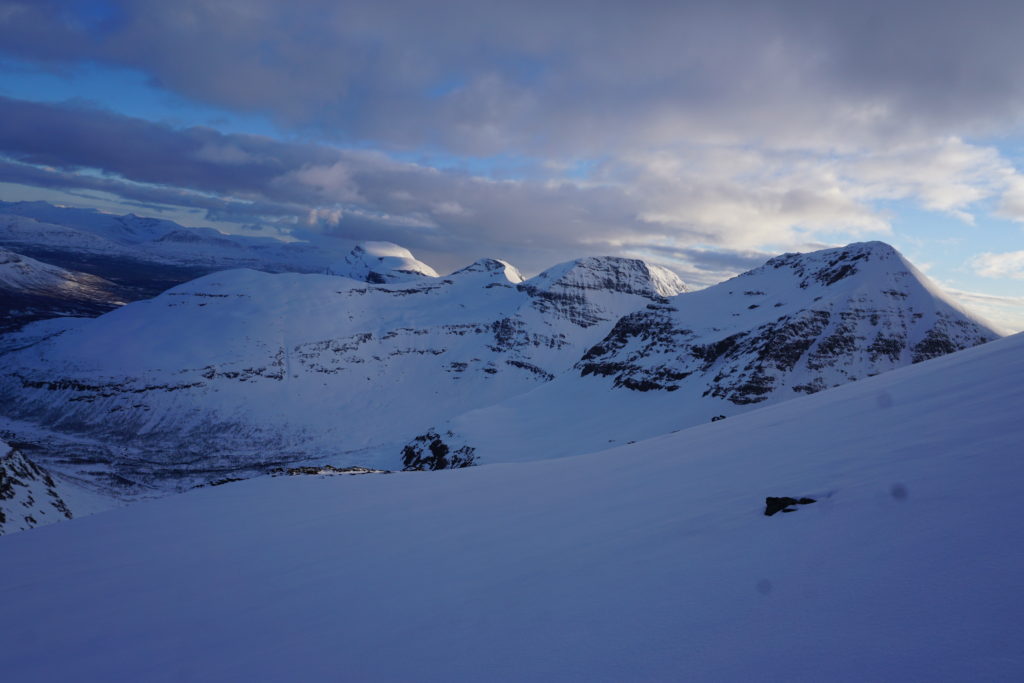 Looking at Sjufjellet from Blåbærfjellet ridge