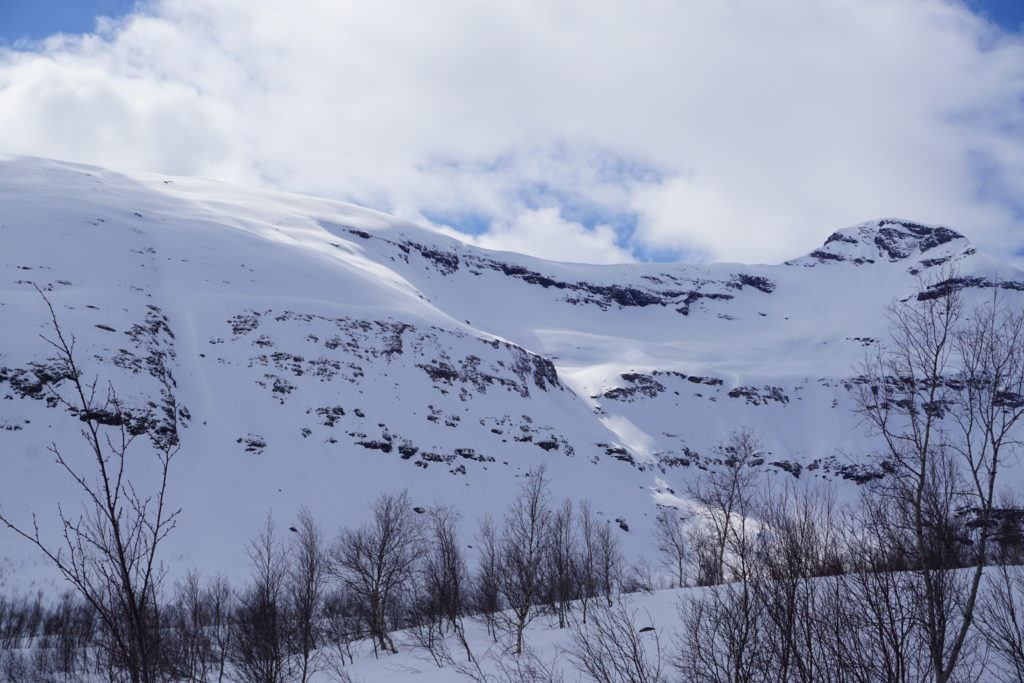 Looking at the Northeast slopes of Sjufjellet in the Tamokdalen Valley