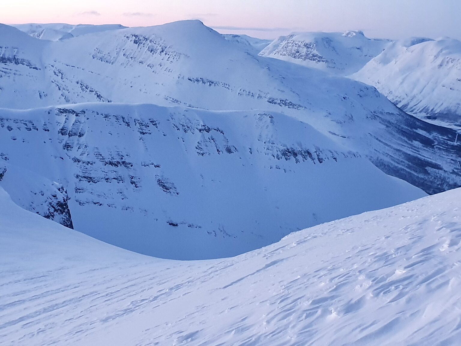 A great view of the West chutes of Sjufjellet from near the summit of Háhttagáisi