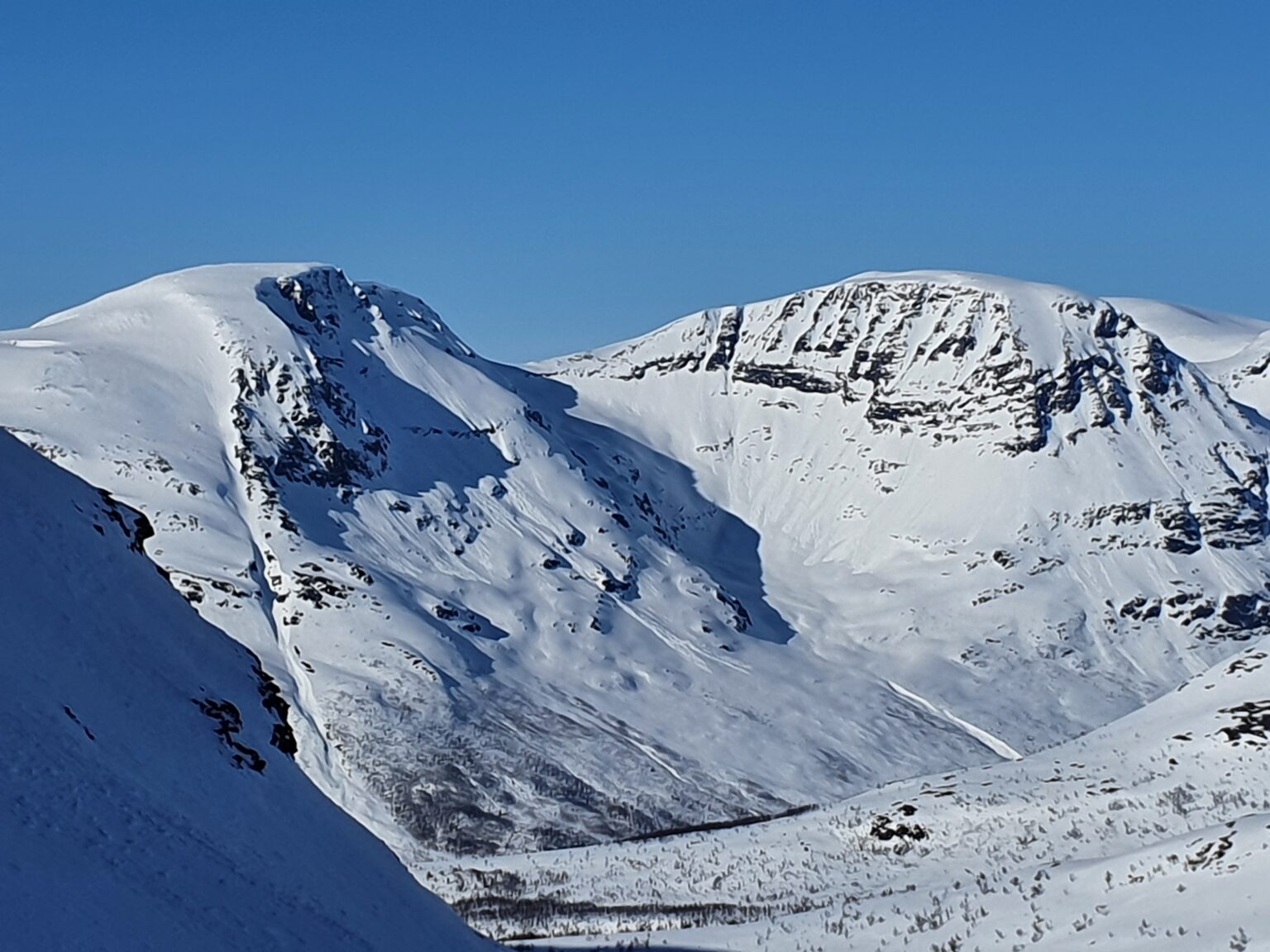 Looking across the valley at the south chute of Tamokfjellet