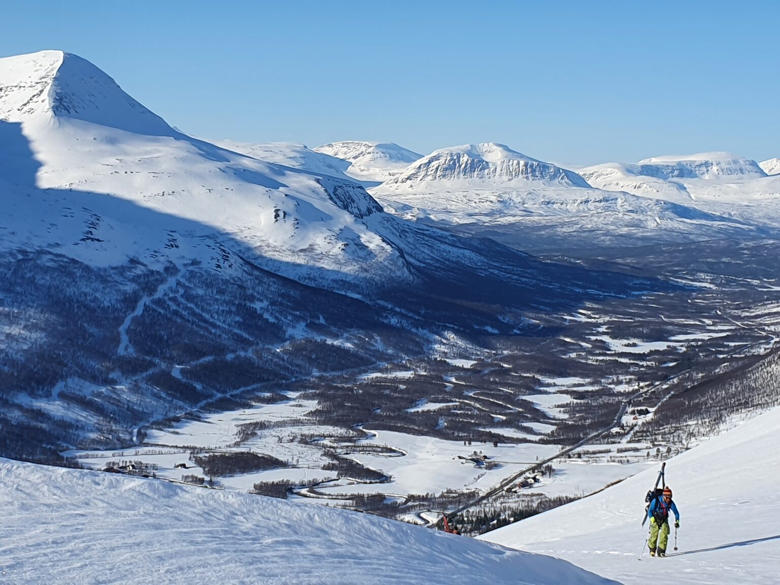 Climbing up Blåbærfjellet with Tamokhuset in the background