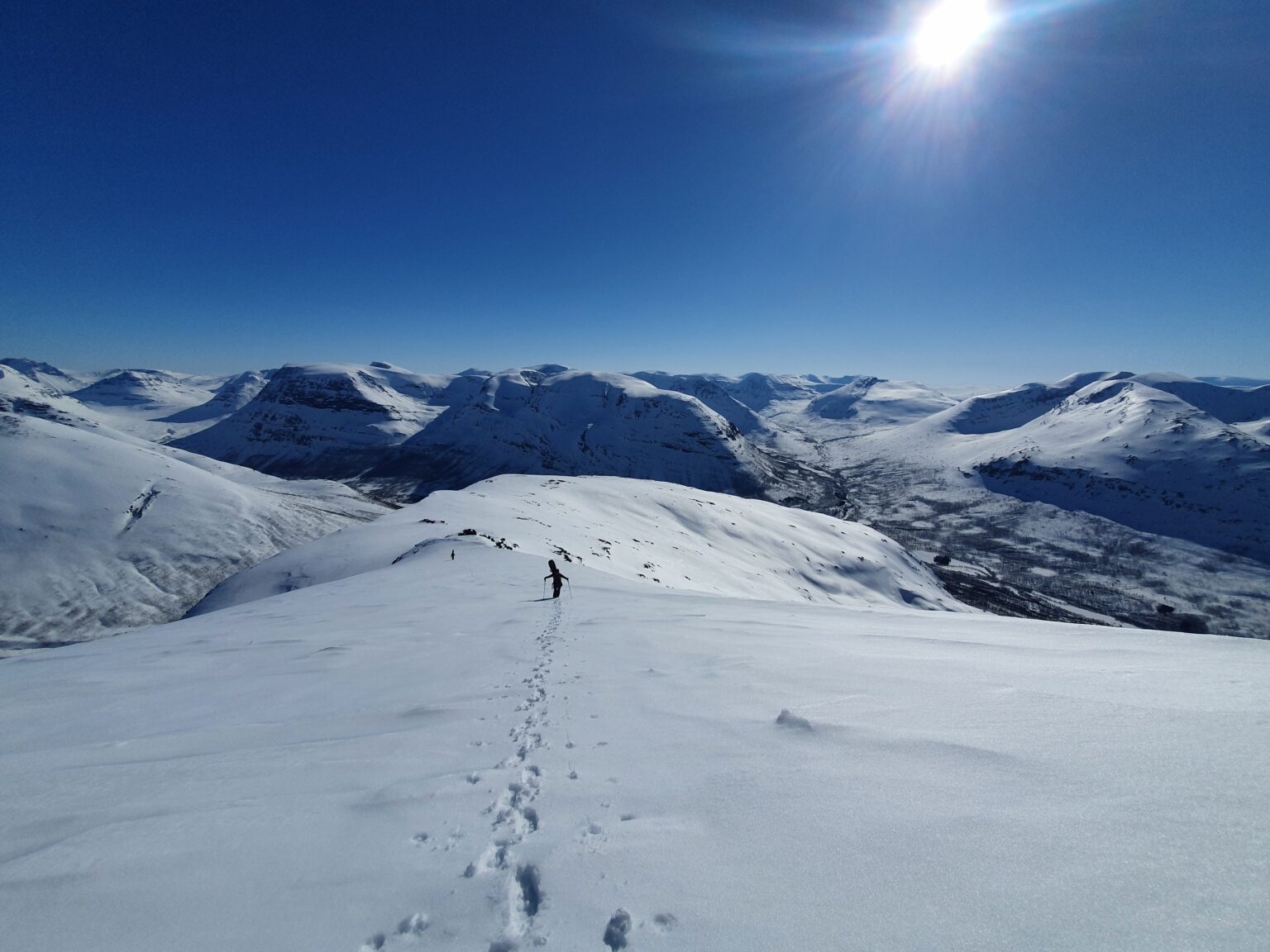 Bootpacking up the East ridge of Blåbærfjellet in the Tamokdalen Backcountry