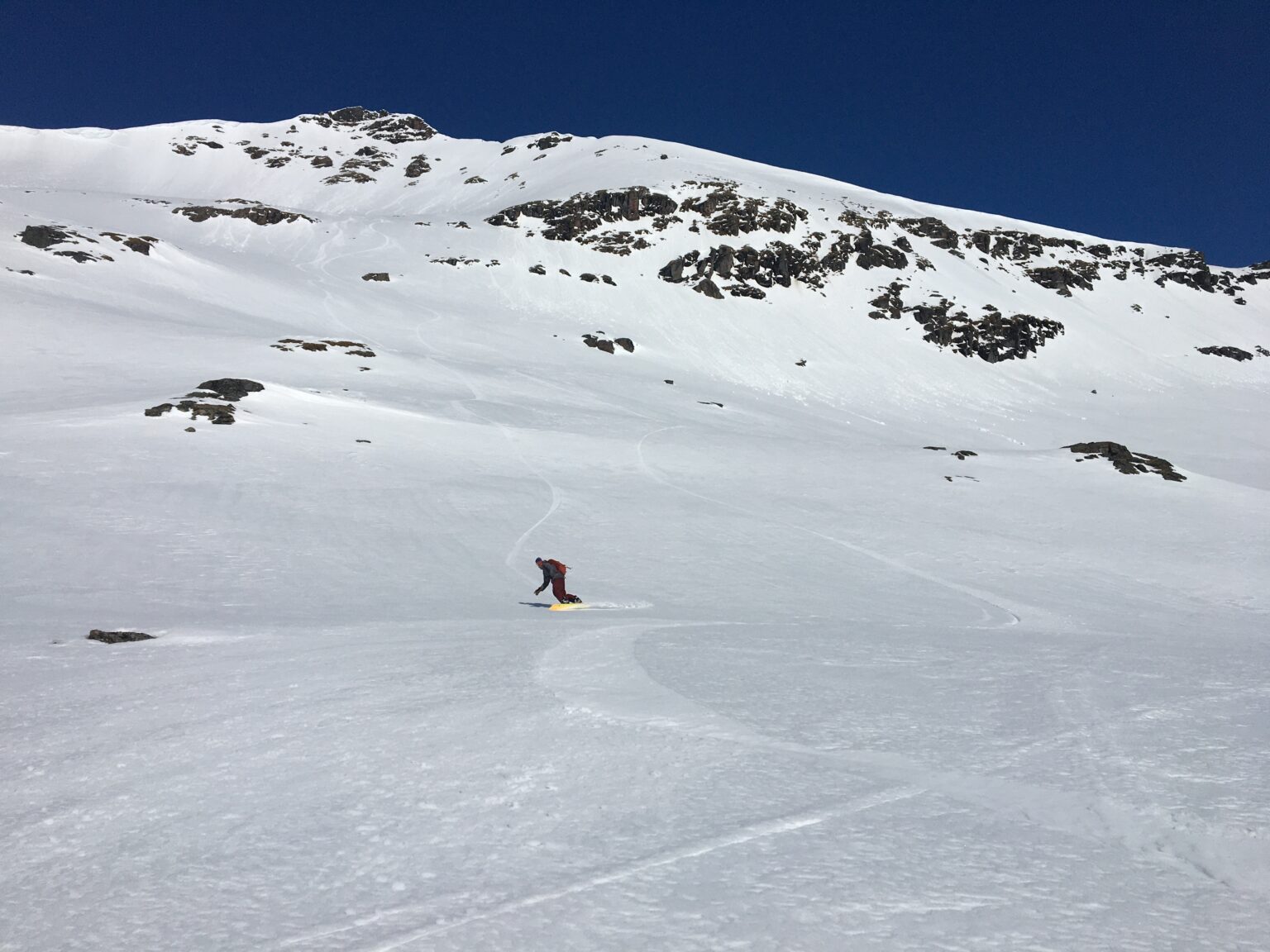 Snowboarding the upper bowl of Blåbærfjellet