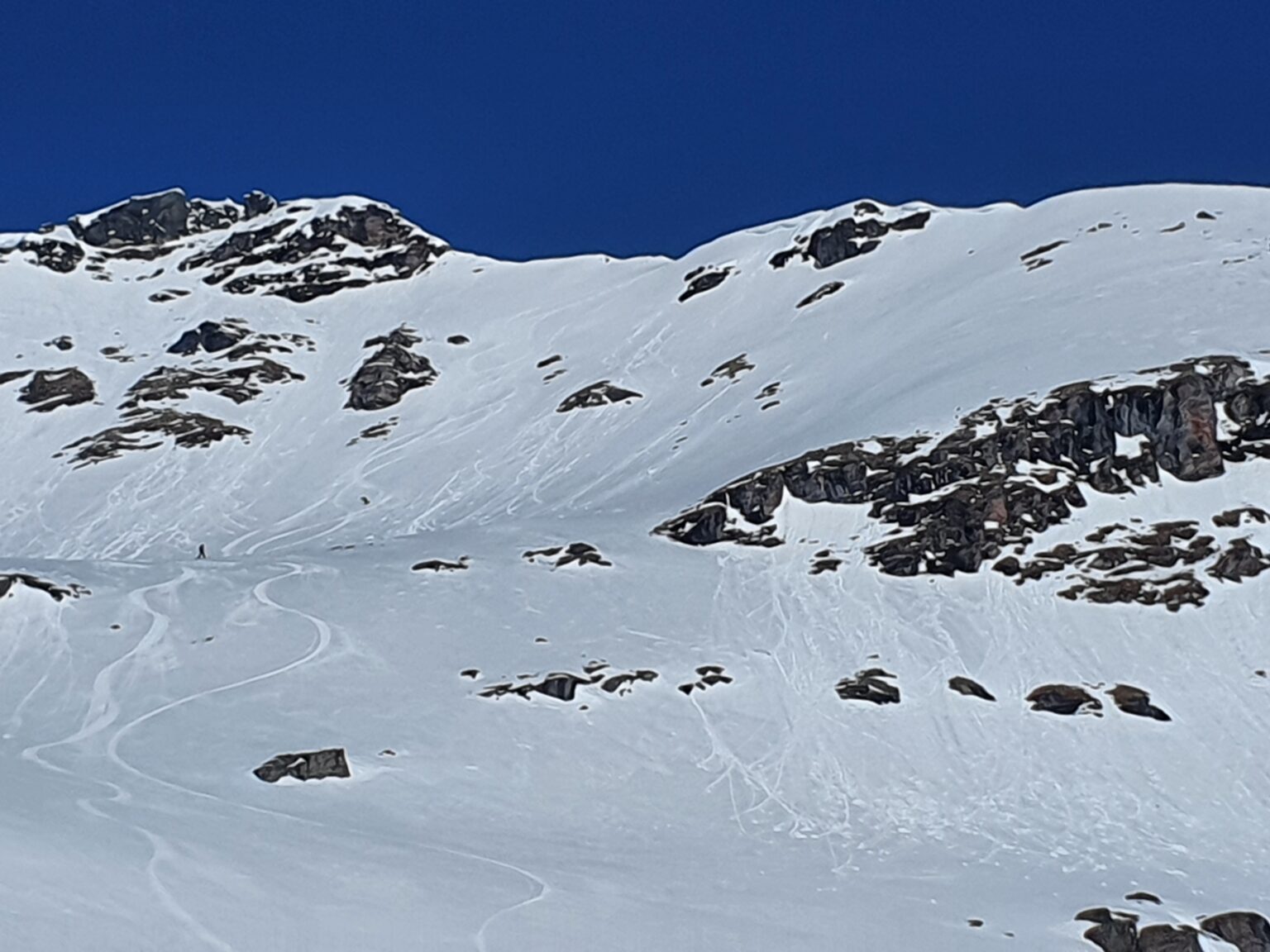 Looking at the southern face of Blåbærfjellet while snowboarding down