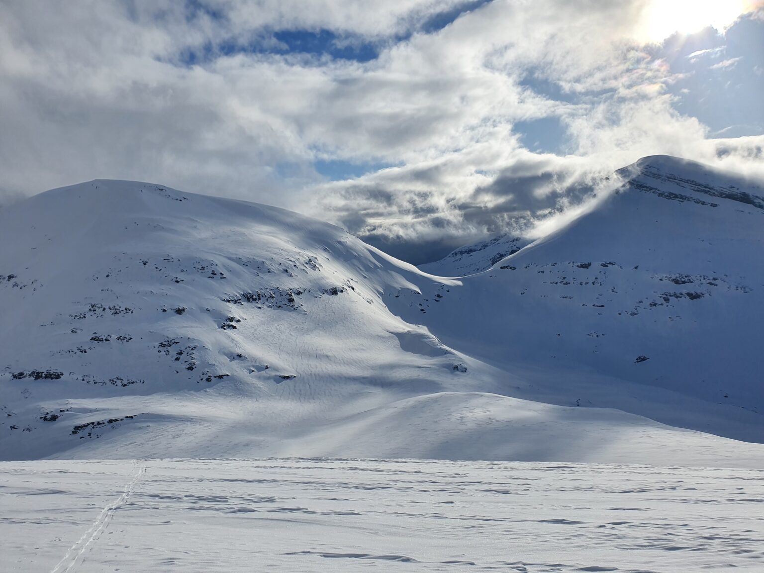 Looking at the Northwest Ridge of Brattlifjellet and the low col between it and Nerotinden