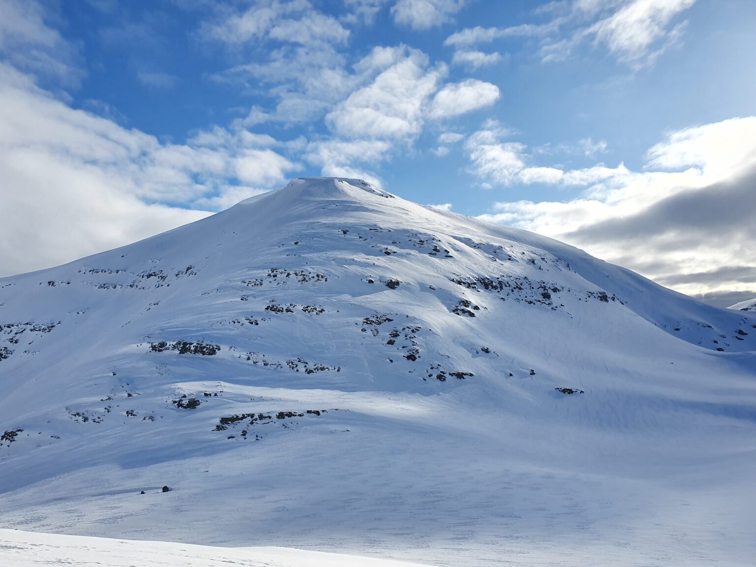 Looking at the Northwest ridge of Brattlifjellet