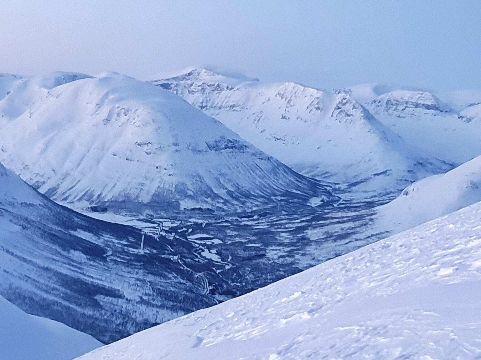 Looking into the Tamokdalen Backcountry before riding the South Chute of Háhttagáisi