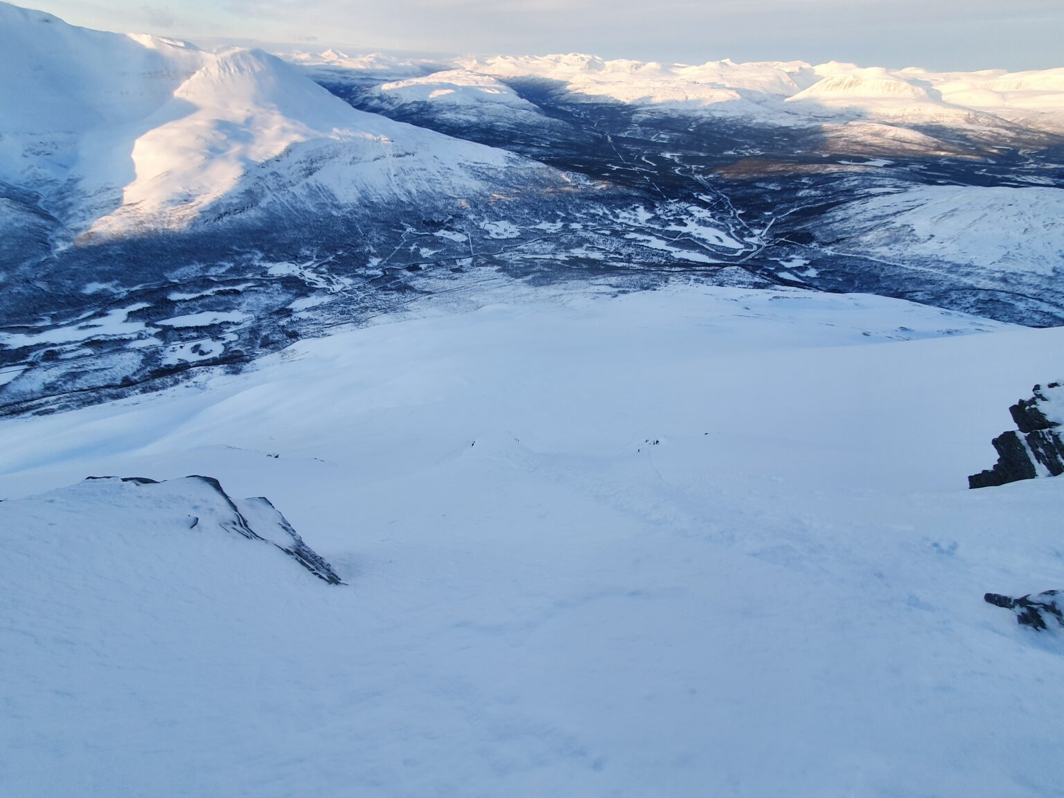 Looking down the South face of Háhttagáisi