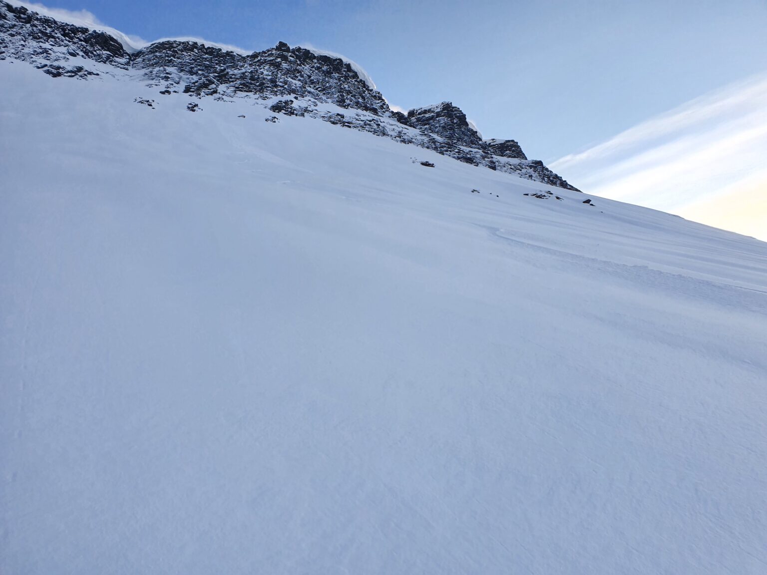 Snowboarding down the south face of Háhttagáisi