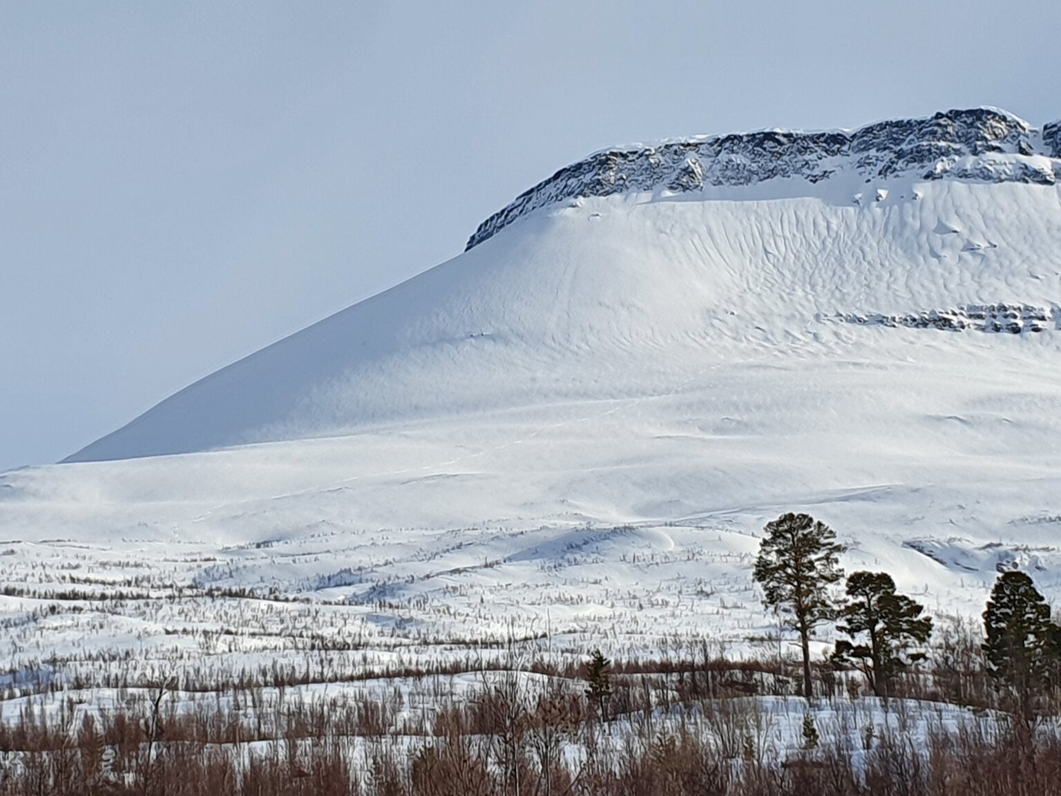 Looking at my snowboard tracks on the South face of Háhttagáisi