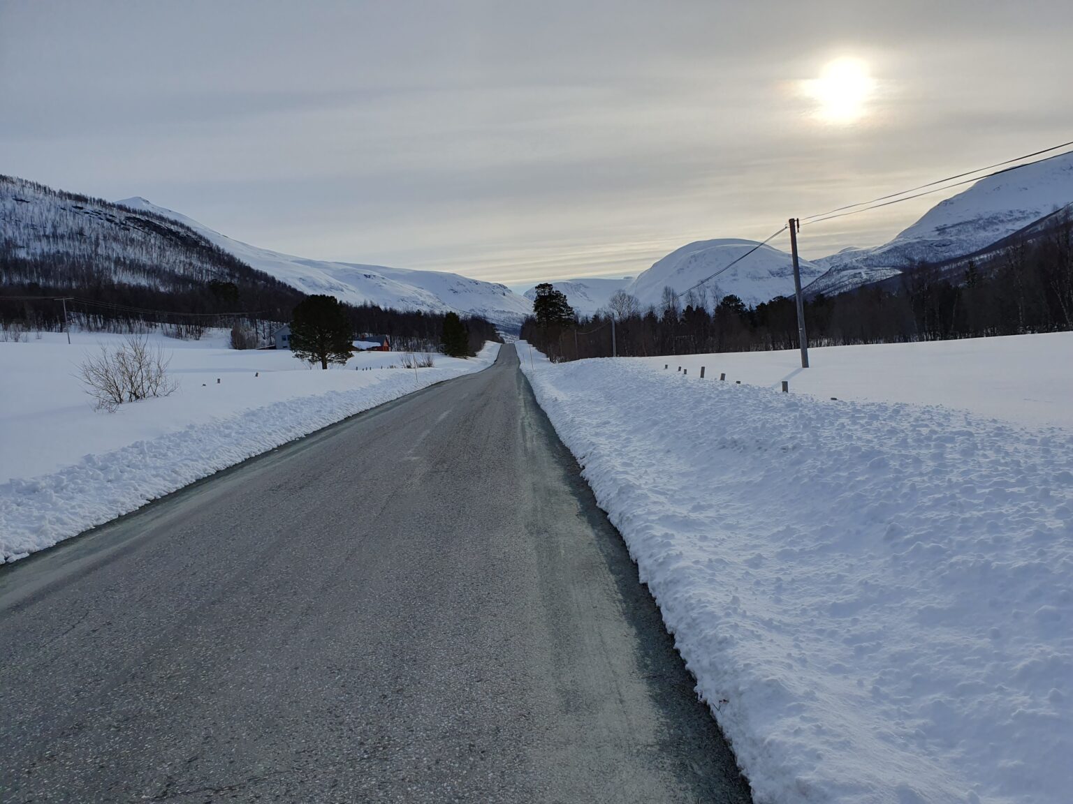Walking down the Tamokdalen road