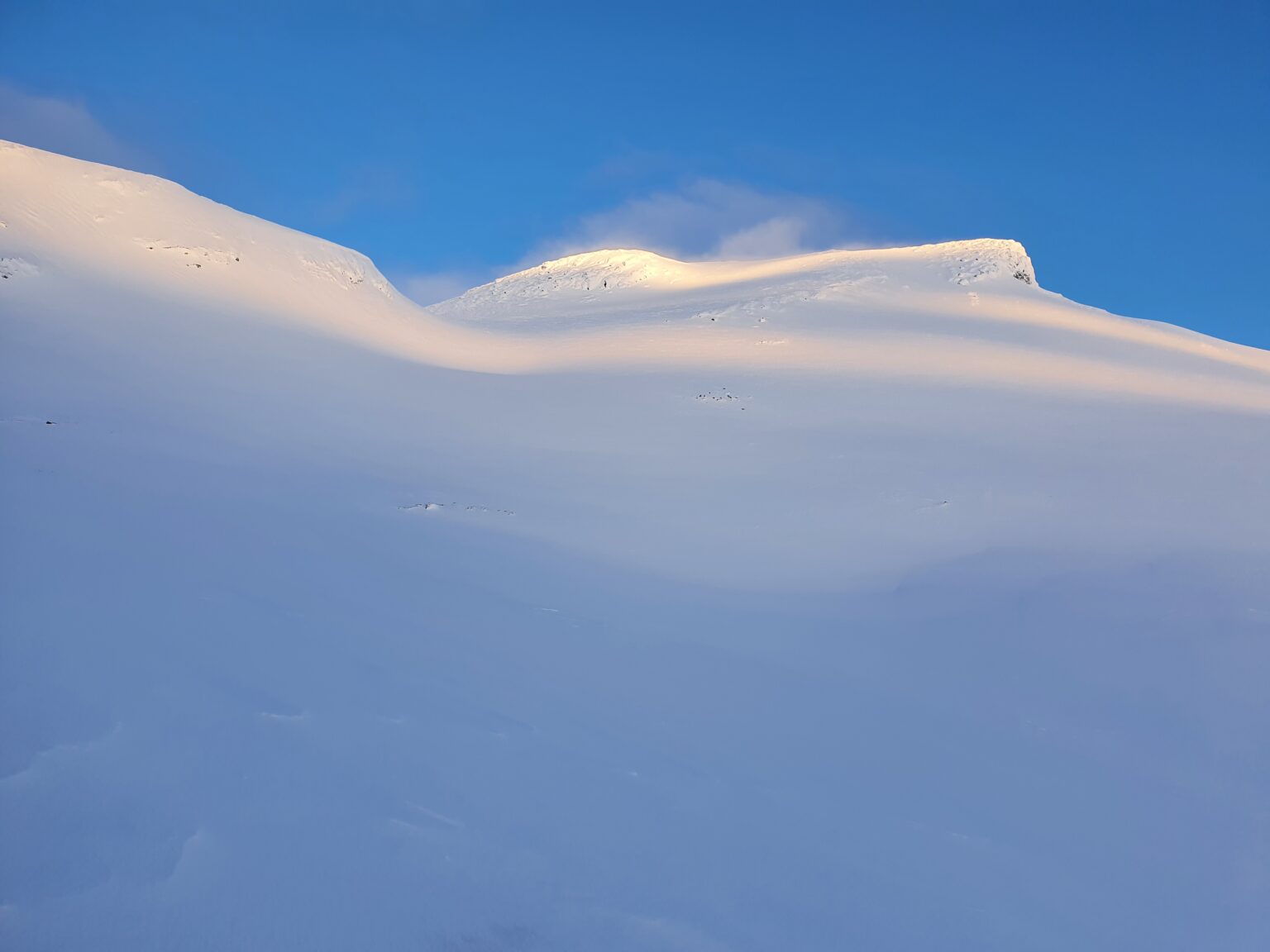 Looking up the Northwest face of Háhttagáisi