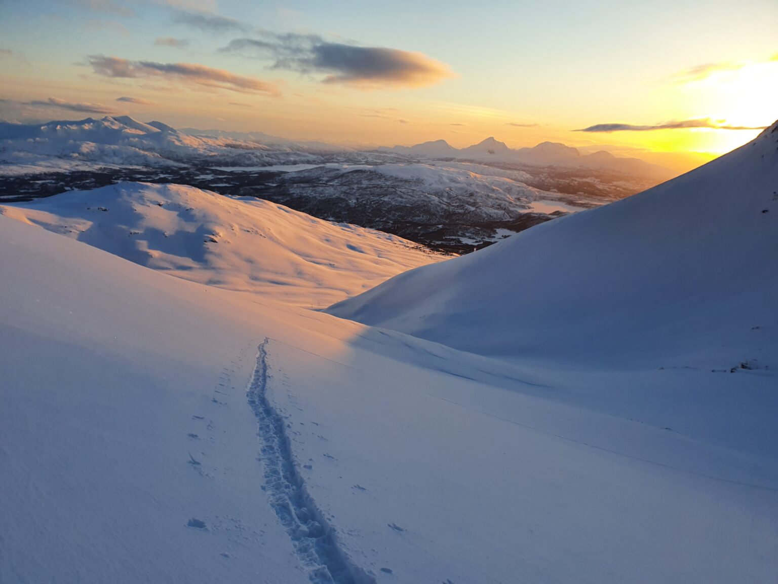 Ski touring up the Northwest bowl of Háhttagáisi