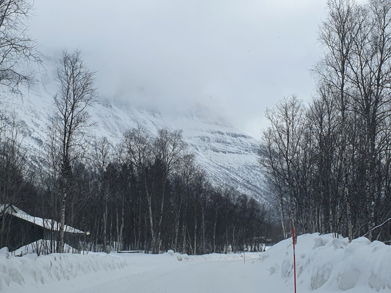 Driving on the shores of Rostavatn