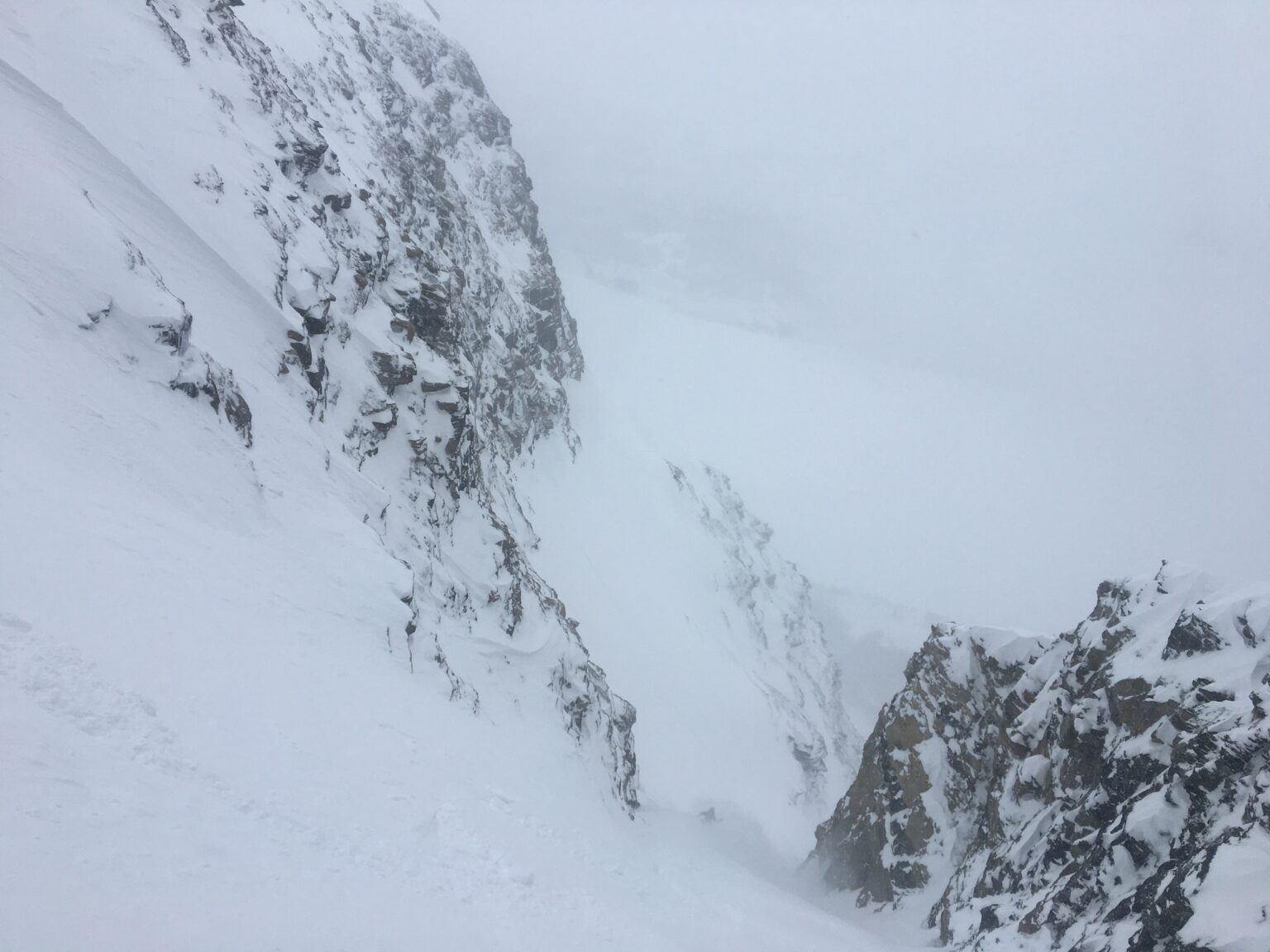 Kicking up powder snow in the West Chute of Rostafjellet