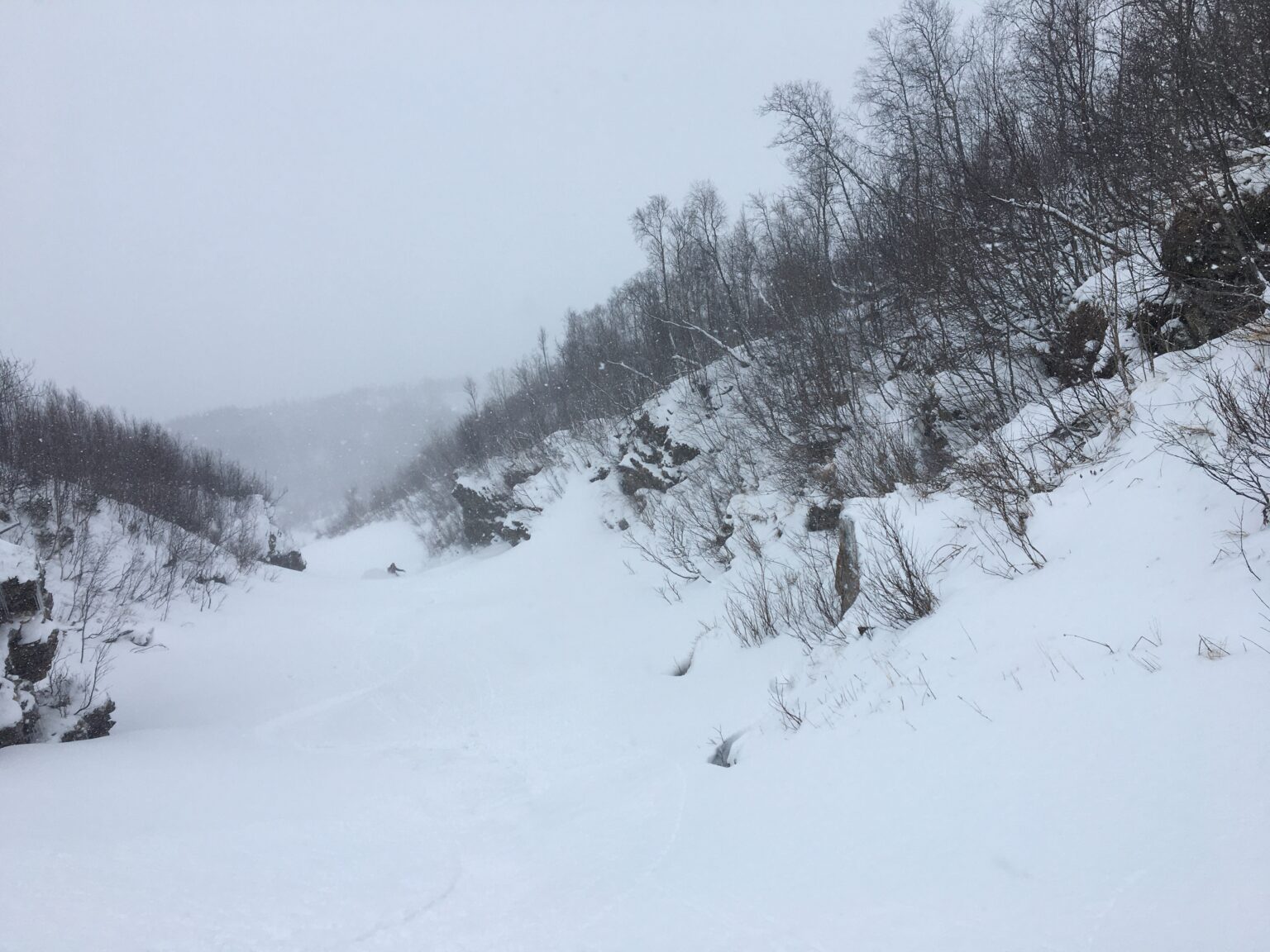 Snowboarding down the lower gully of Rostafjellet