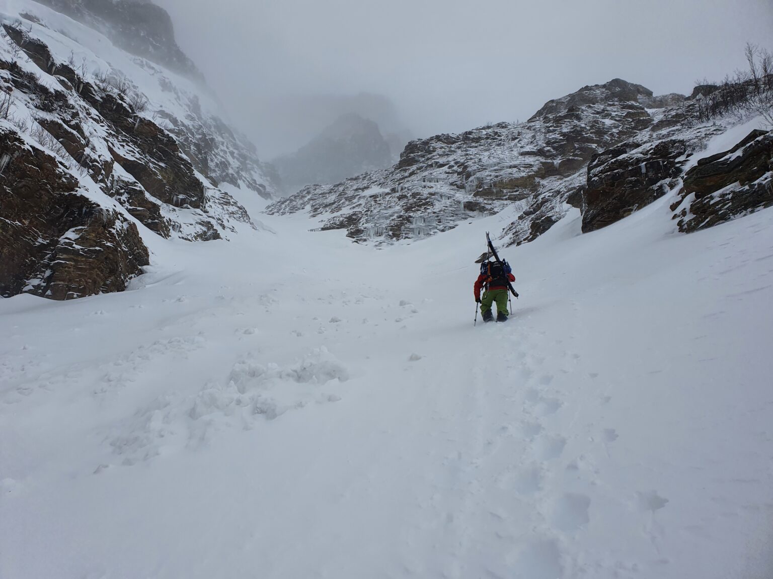 Climbing up the lower couloir on Rostafjellet
