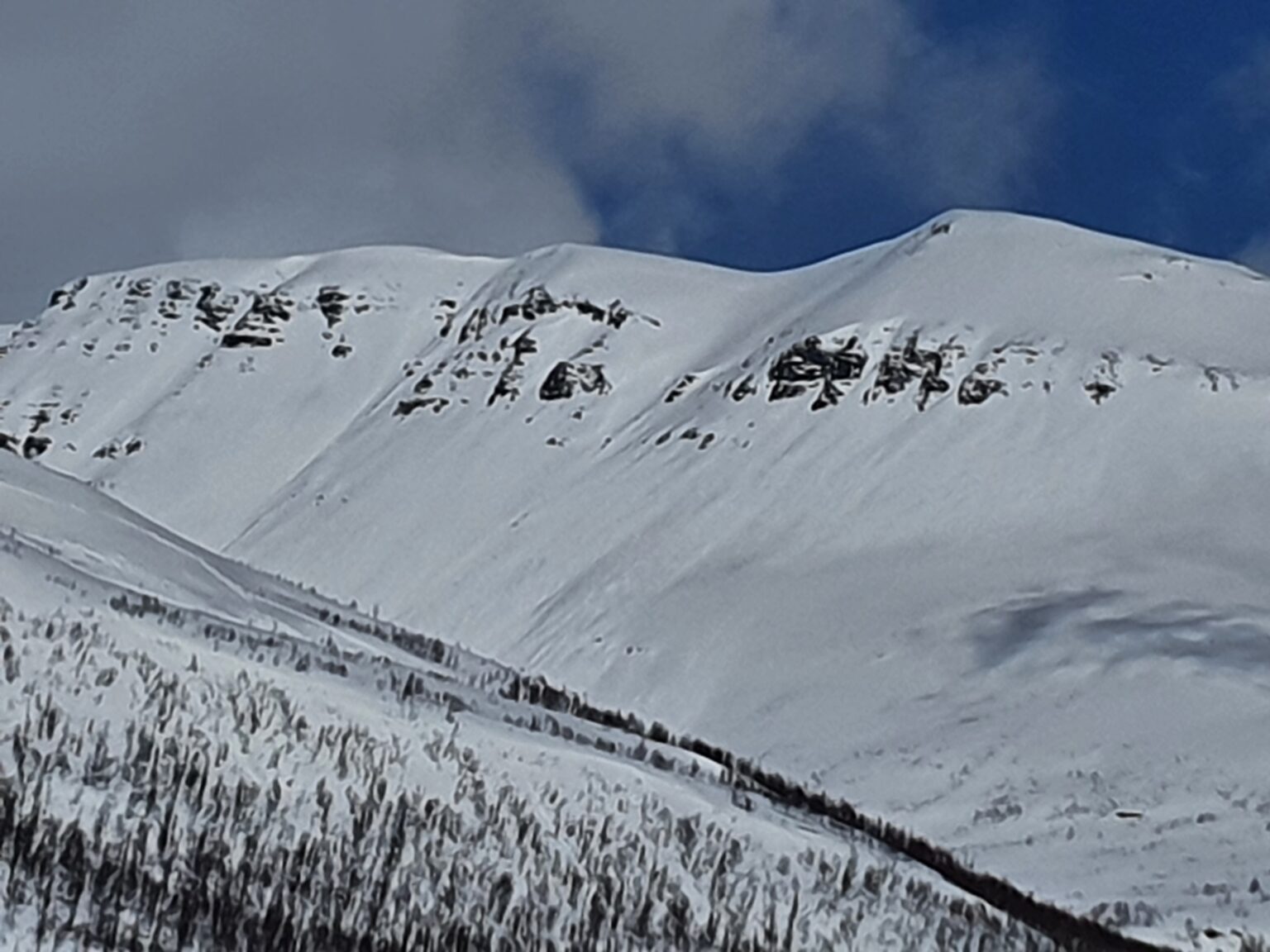 Looking at the west facing chutes of Sjufjellet in the Tamokdalen Valley