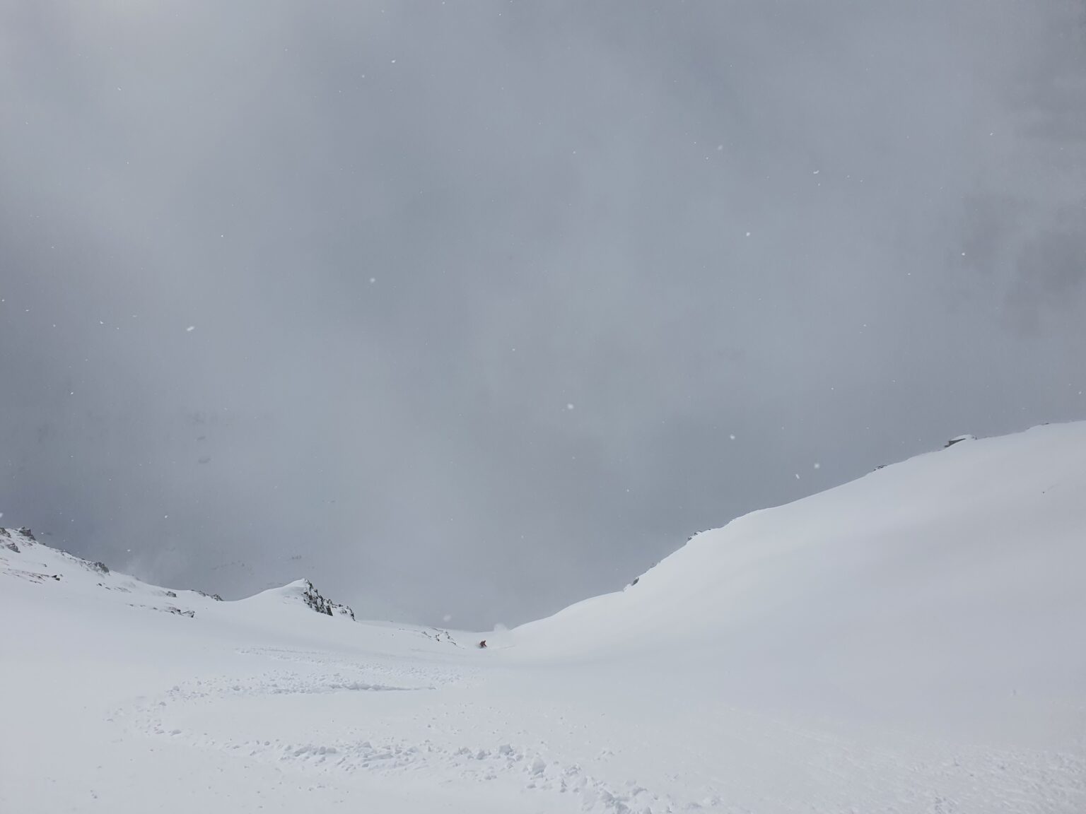 Snowboarding down the West Chute of Sjufjellet in the Tamokdalen backcountry