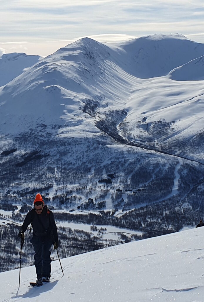 Ski touring on Sjufjellet with a great view of the Tamok Husset area