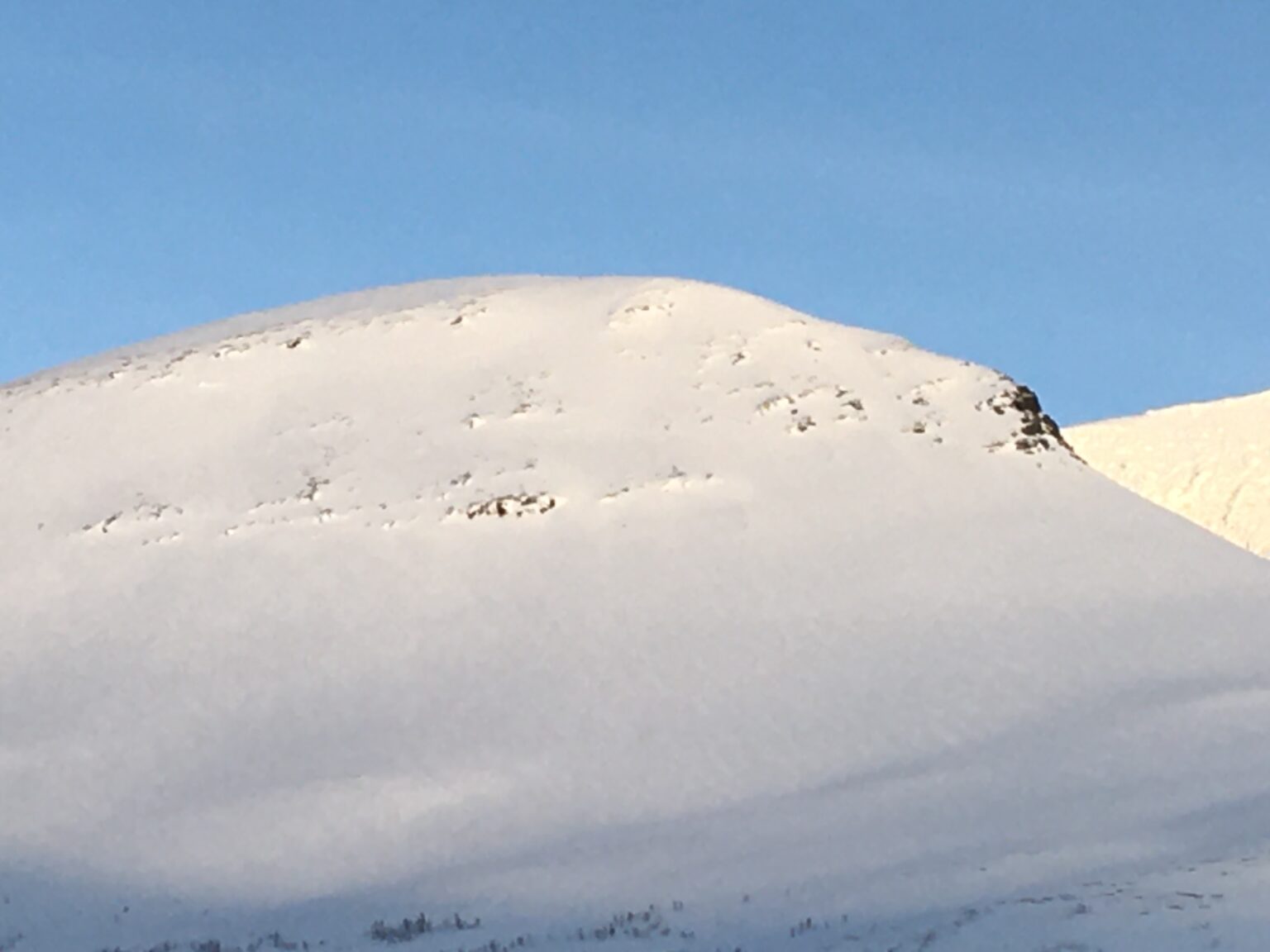 A closer look at the North face of Istinden behind the Tamok Husset