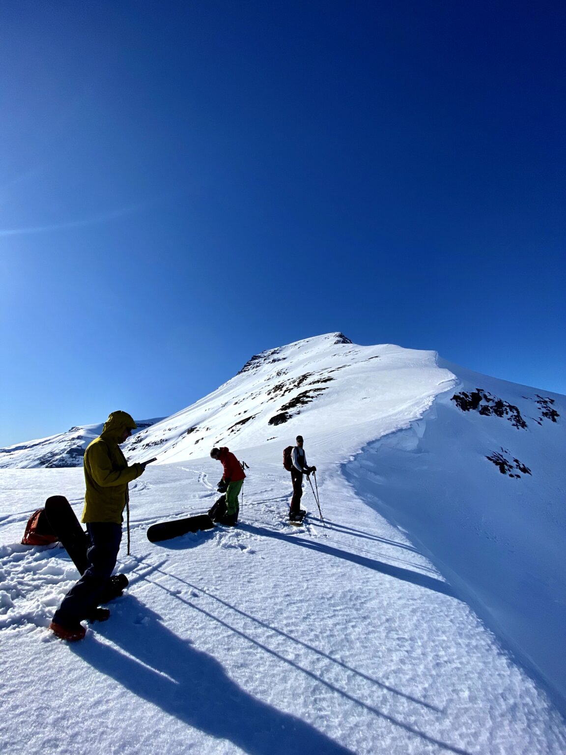 Arriving at a low col between Nerotinden and Brattlifjellet