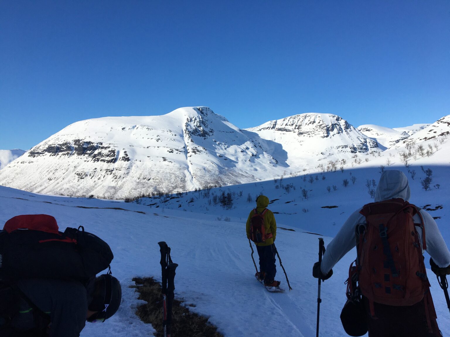 Snowboarding into the Finndalen Valley with the South gully of Tamokfjellet in the background