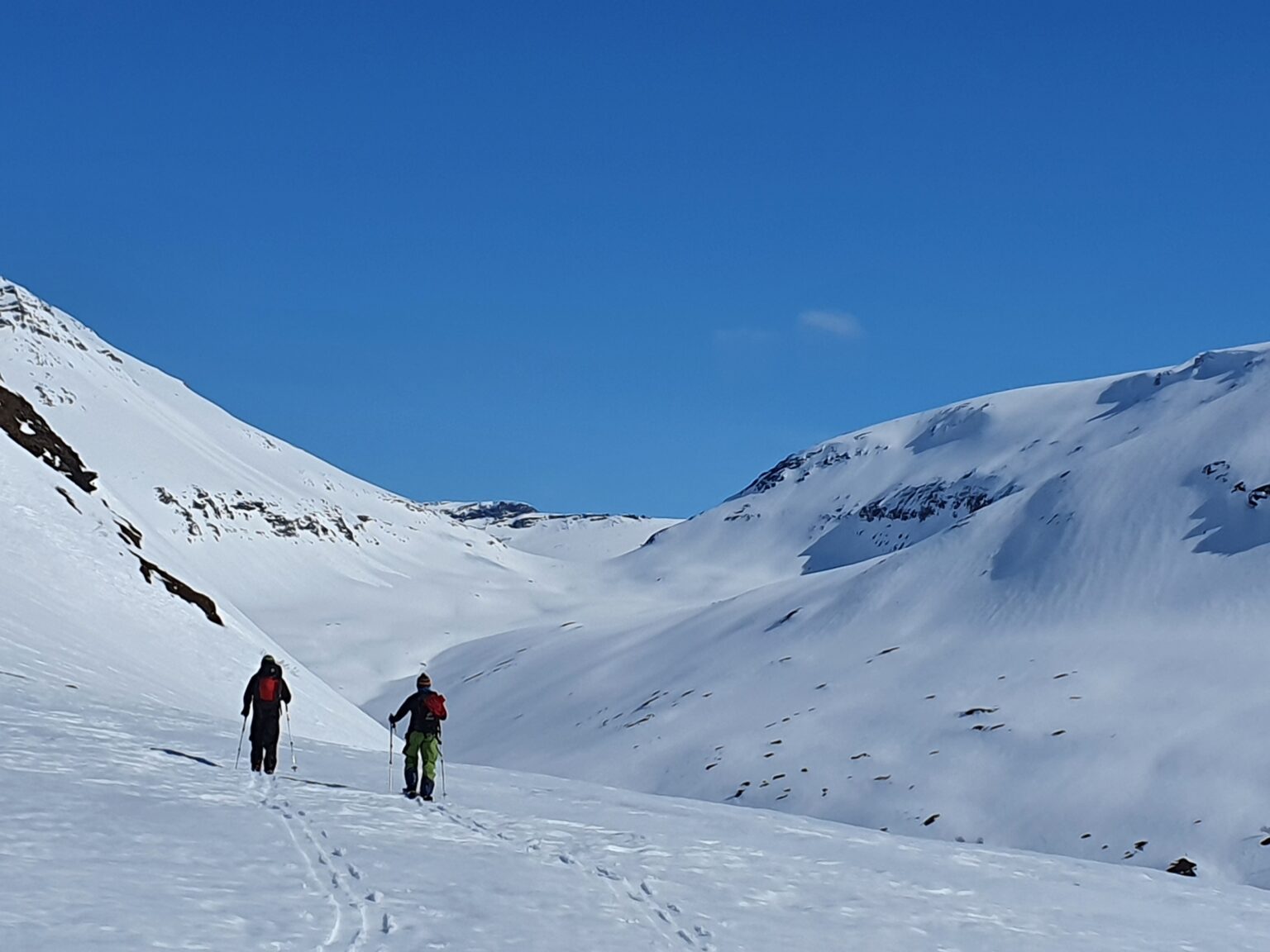 Climbing over Veti Brattlifjellet with Brattlifjellet in the distance near Tamokdalen