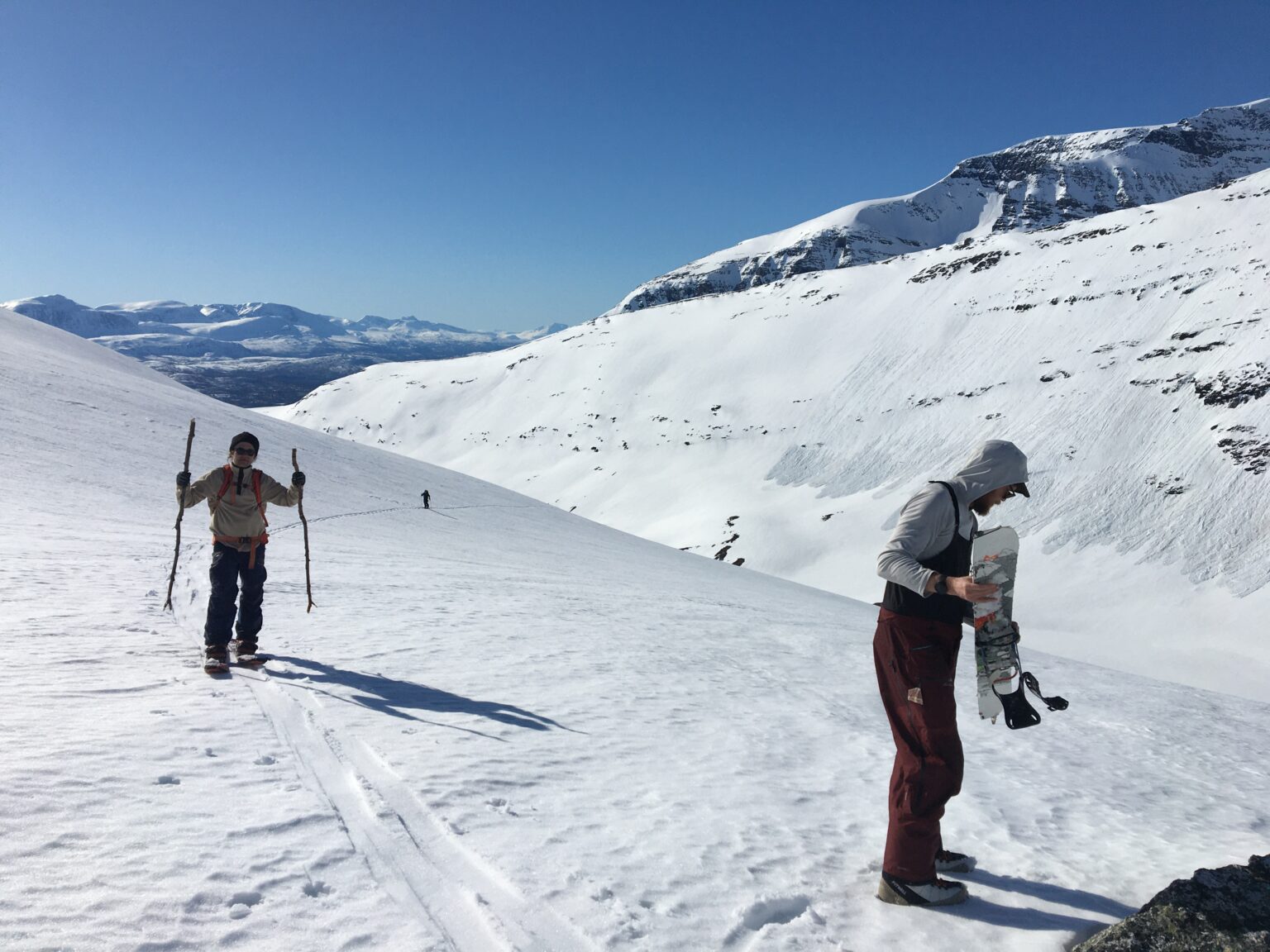 Taking a quick break on the lower slopes of Brattlifjellet before moving on