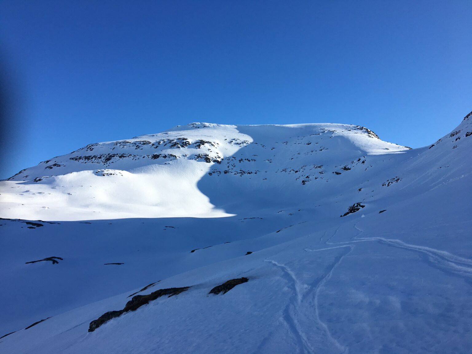 Looking at the entire northern face of Brattlifjellet near Tamokhuset