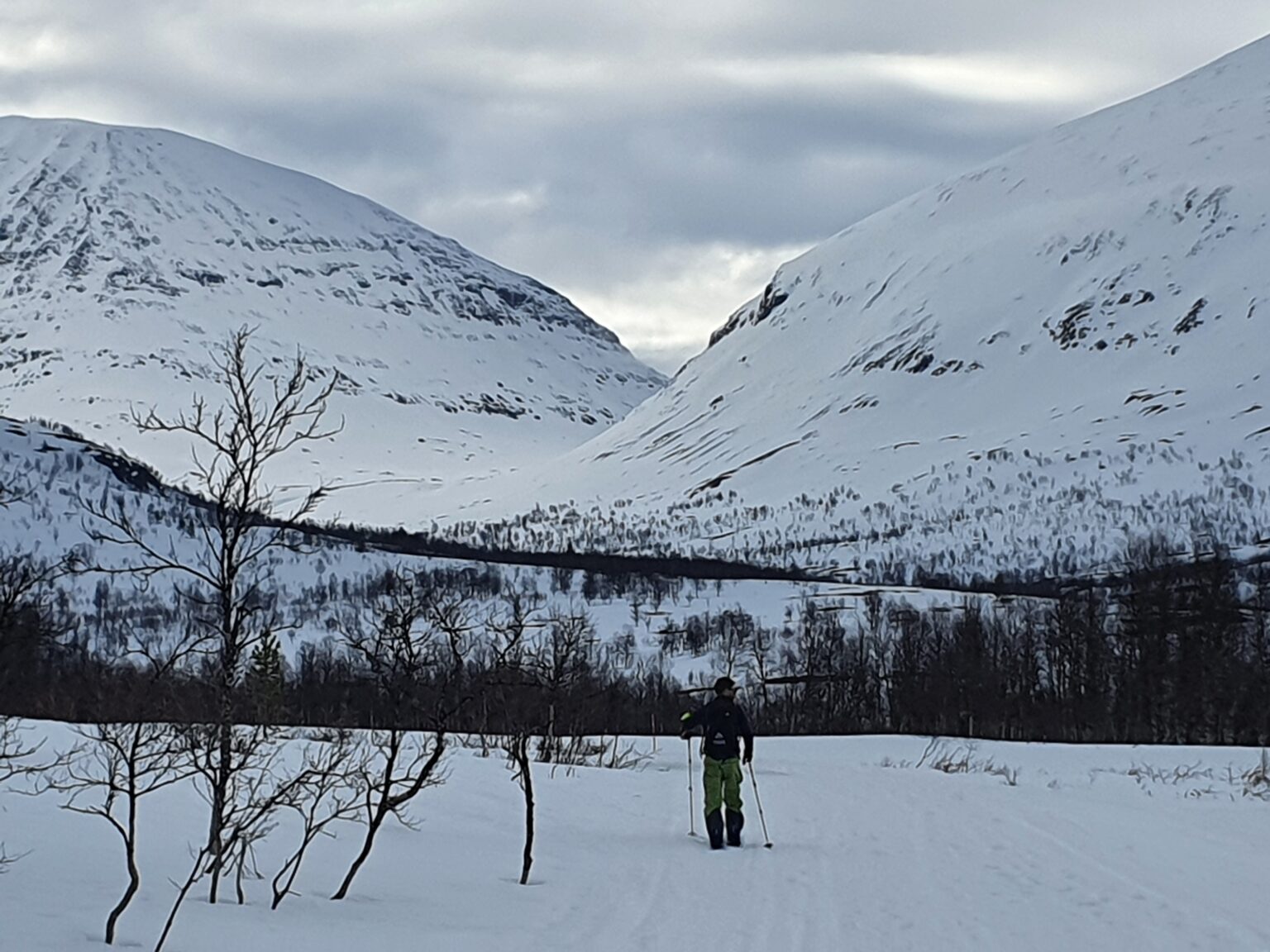 Ski touring past Camp Tamok towards the South face of Tamokfjellet
