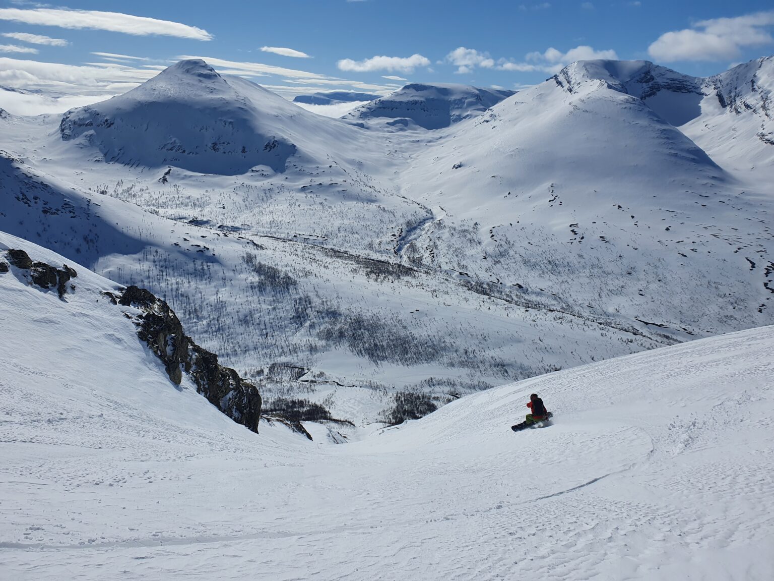 Snowboarding off a bank on Tamokfjellet